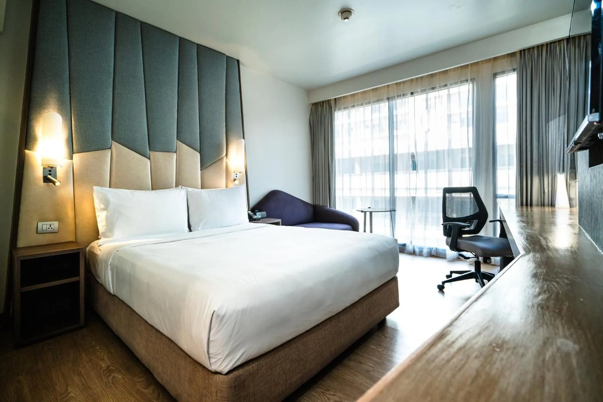 Photo of the whole room, Bed in Holiday Inn Express Bangkok Sukhumvit 11 by IHG