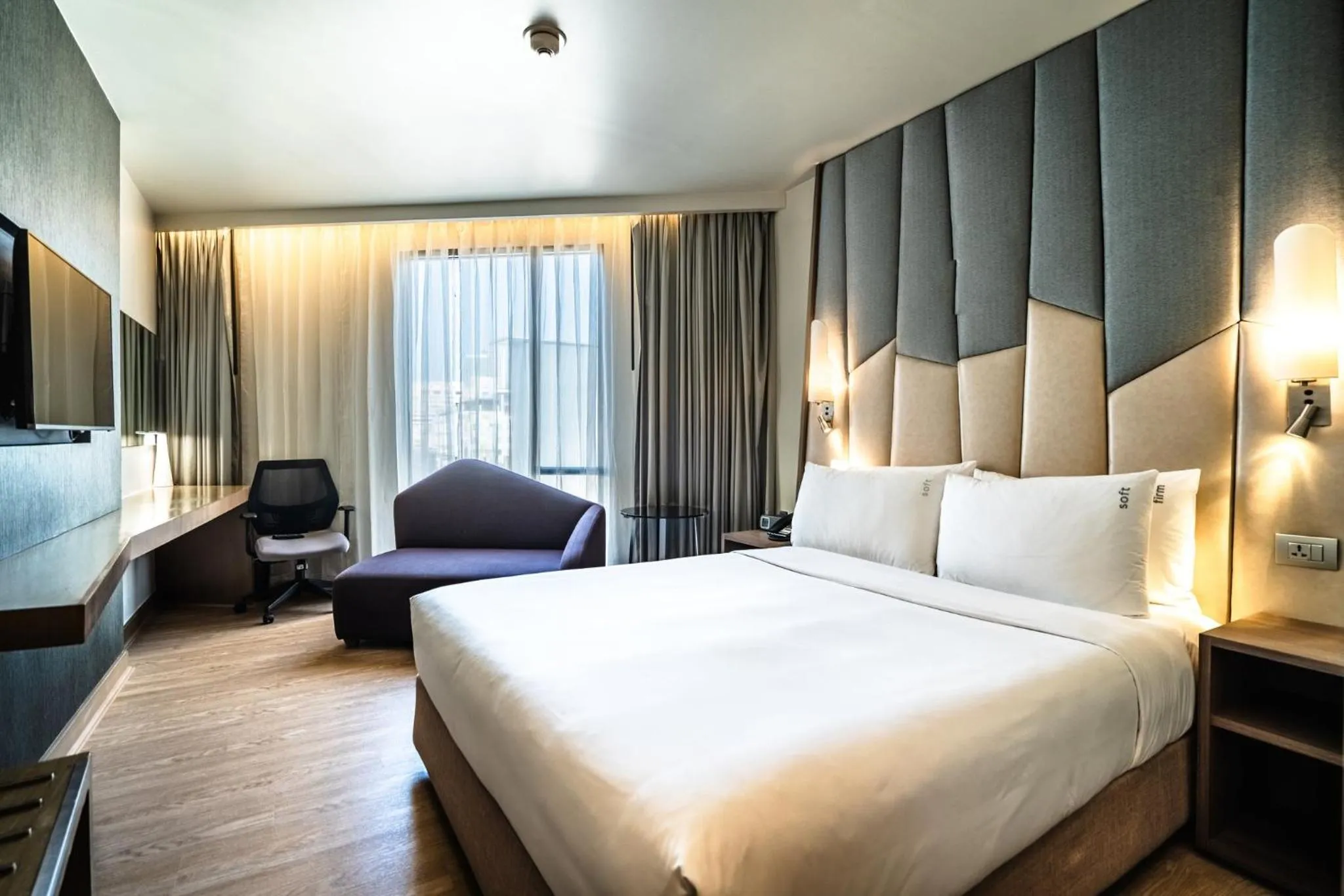 Photo of the whole room, Bed in Holiday Inn Express Bangkok Sukhumvit 11 by IHG