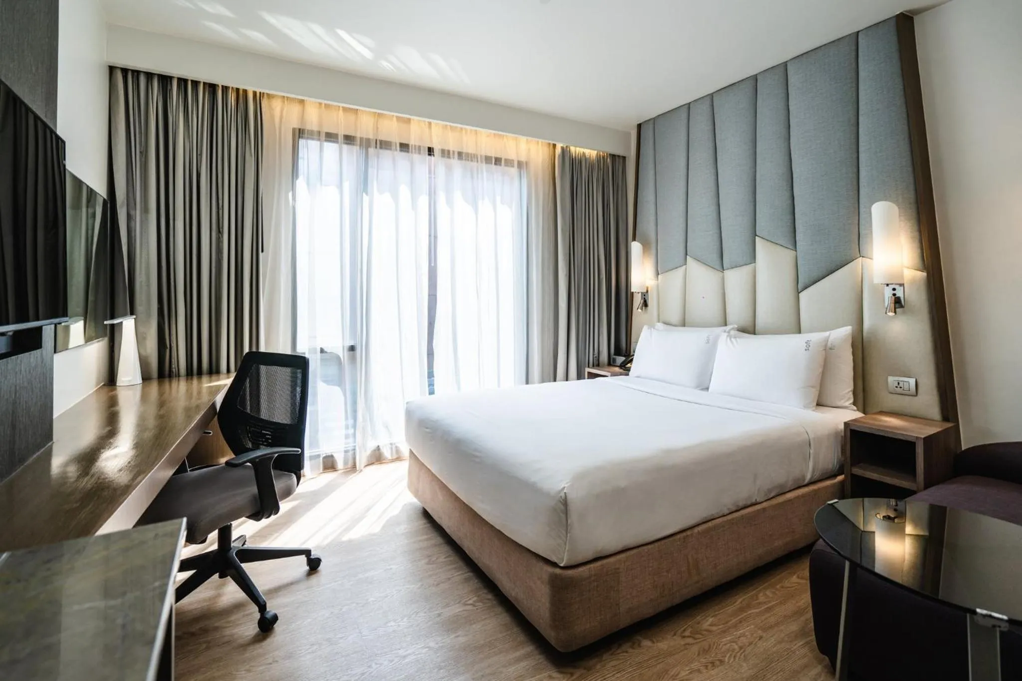 Photo of the whole room, Bed in Holiday Inn Express Bangkok Sukhumvit 11 by IHG
