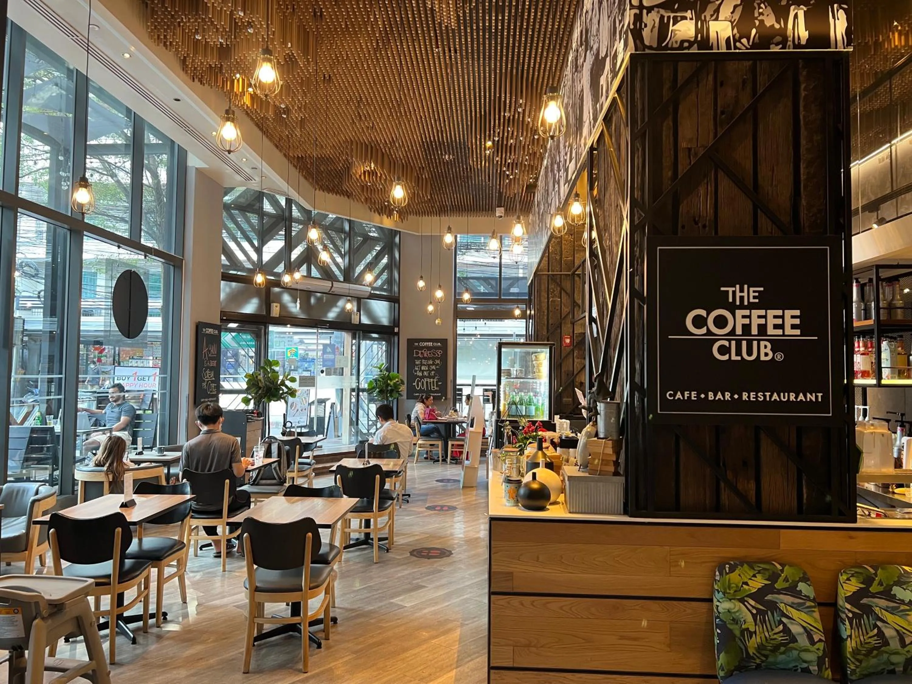 Restaurant/places to eat in Holiday Inn Express Bangkok Sukhumvit 11 by IHG