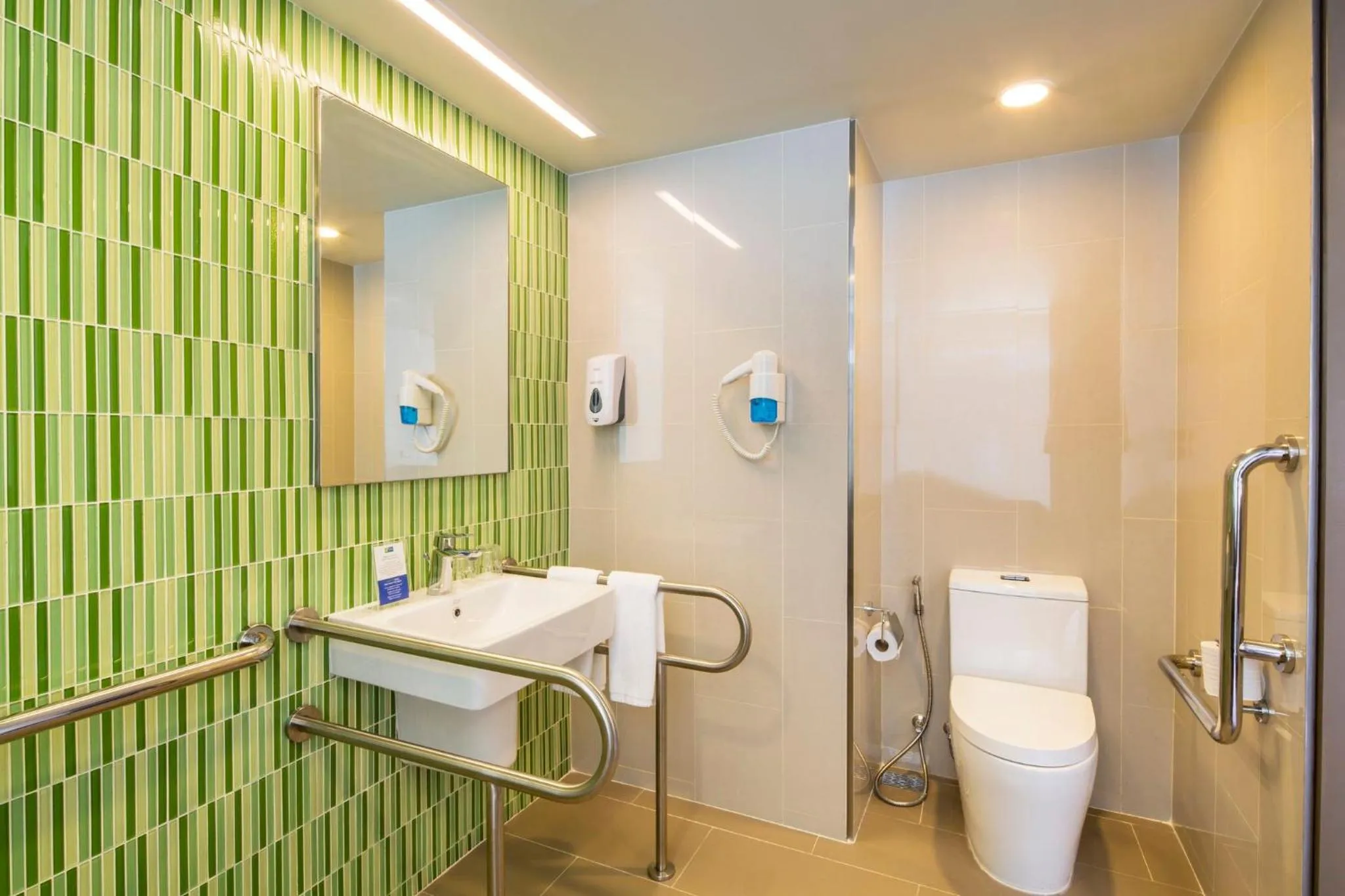 Photo of the whole room in Holiday Inn Express Bangkok Sukhumvit 11 by IHG