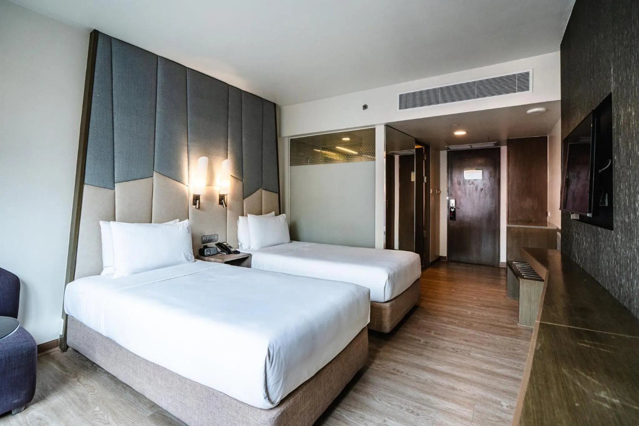 Photo of the whole room, Bed in Holiday Inn Express Bangkok Sukhumvit 11 by IHG