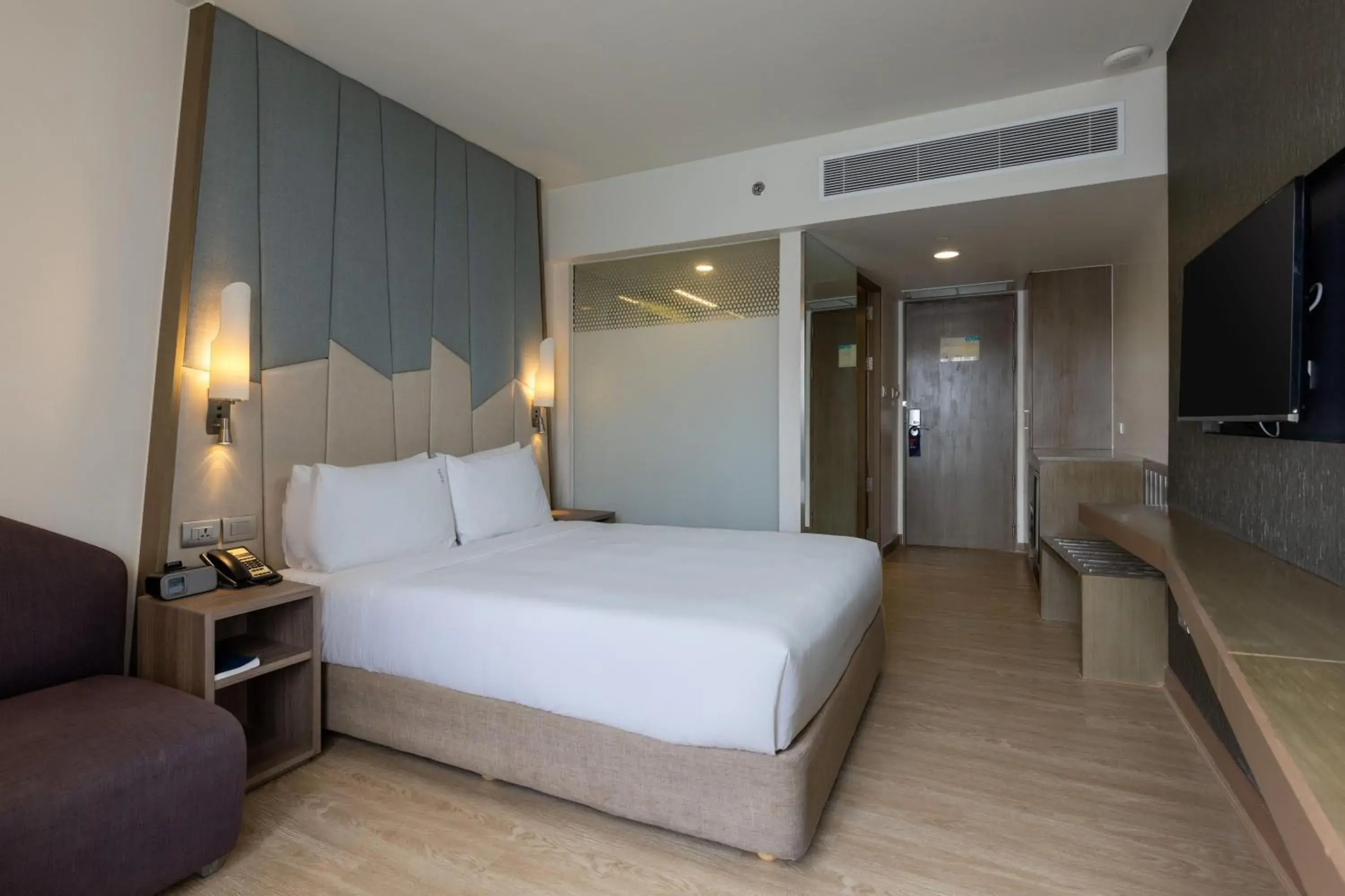 Standard Room with Free Breakfast - single occupancy in Holiday Inn Express Bangkok Sukhumvit 11 by IHG Standard Room with Free Breakfast - single occupancy in Holiday Inn Express Bangkok Sukhumvit 11 by IHG