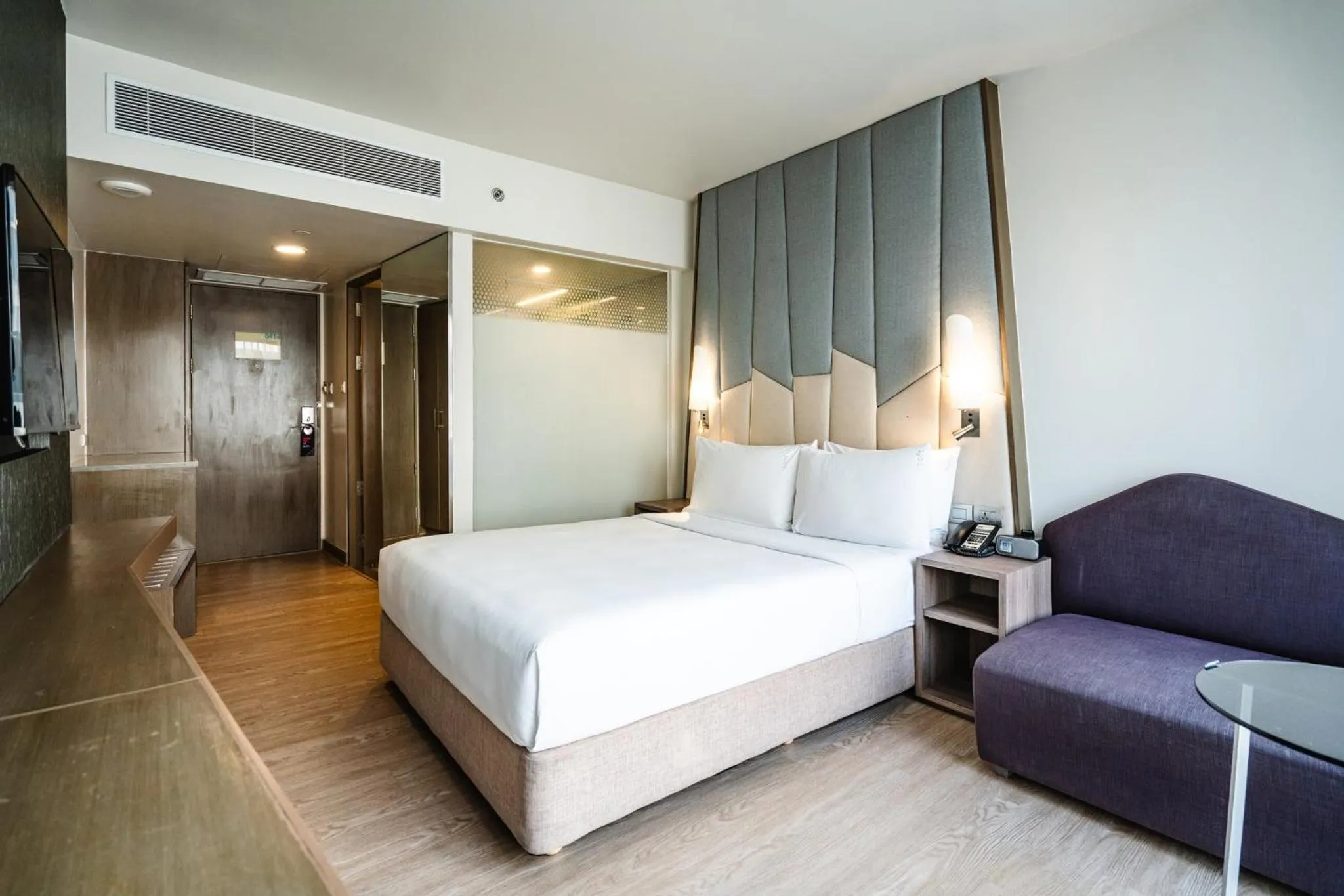 Photo of the whole room, Bed in Holiday Inn Express Bangkok Sukhumvit 11 by IHG