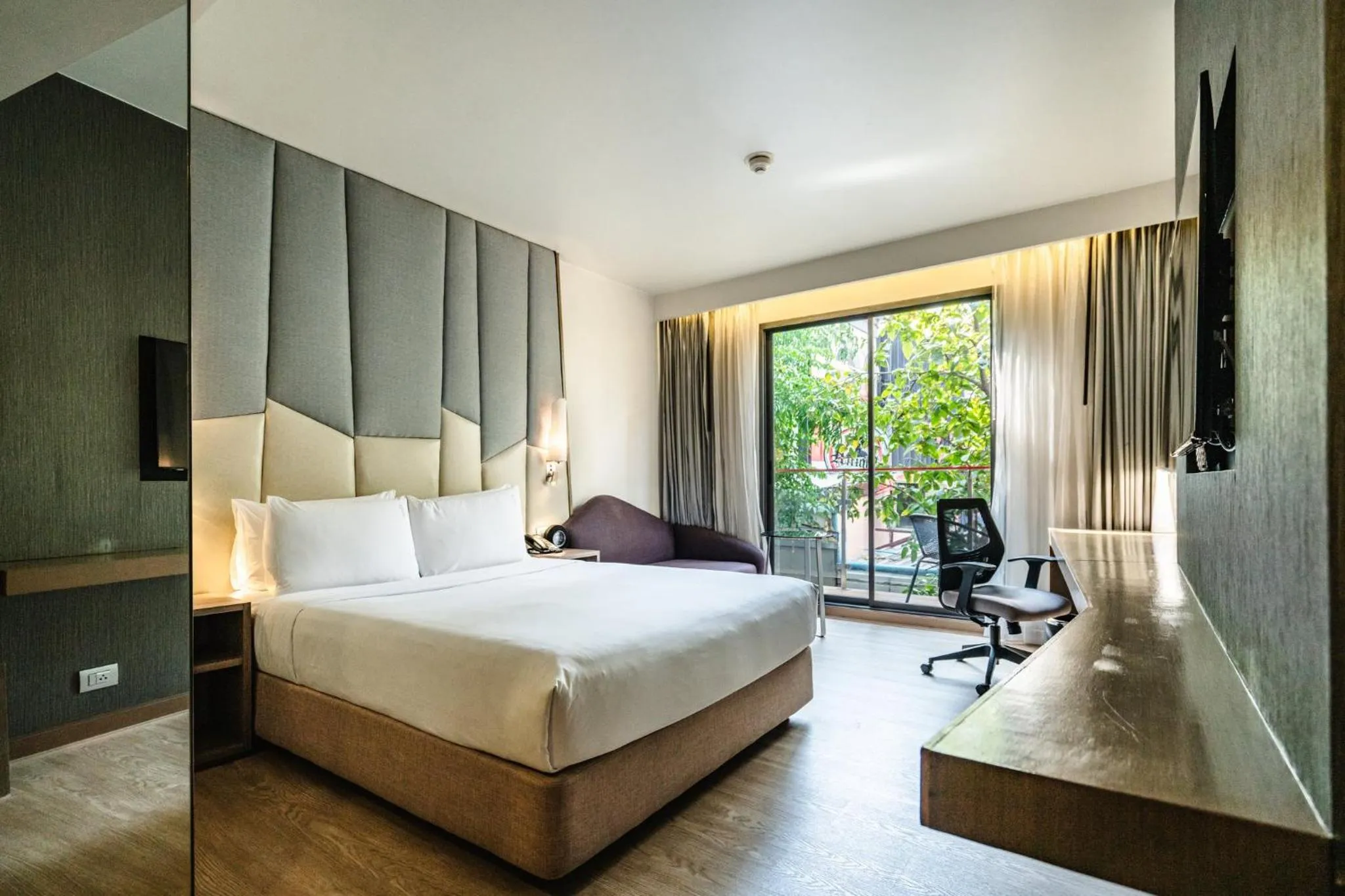 Photo of the whole room, Bed in Holiday Inn Express Bangkok Sukhumvit 11 by IHG