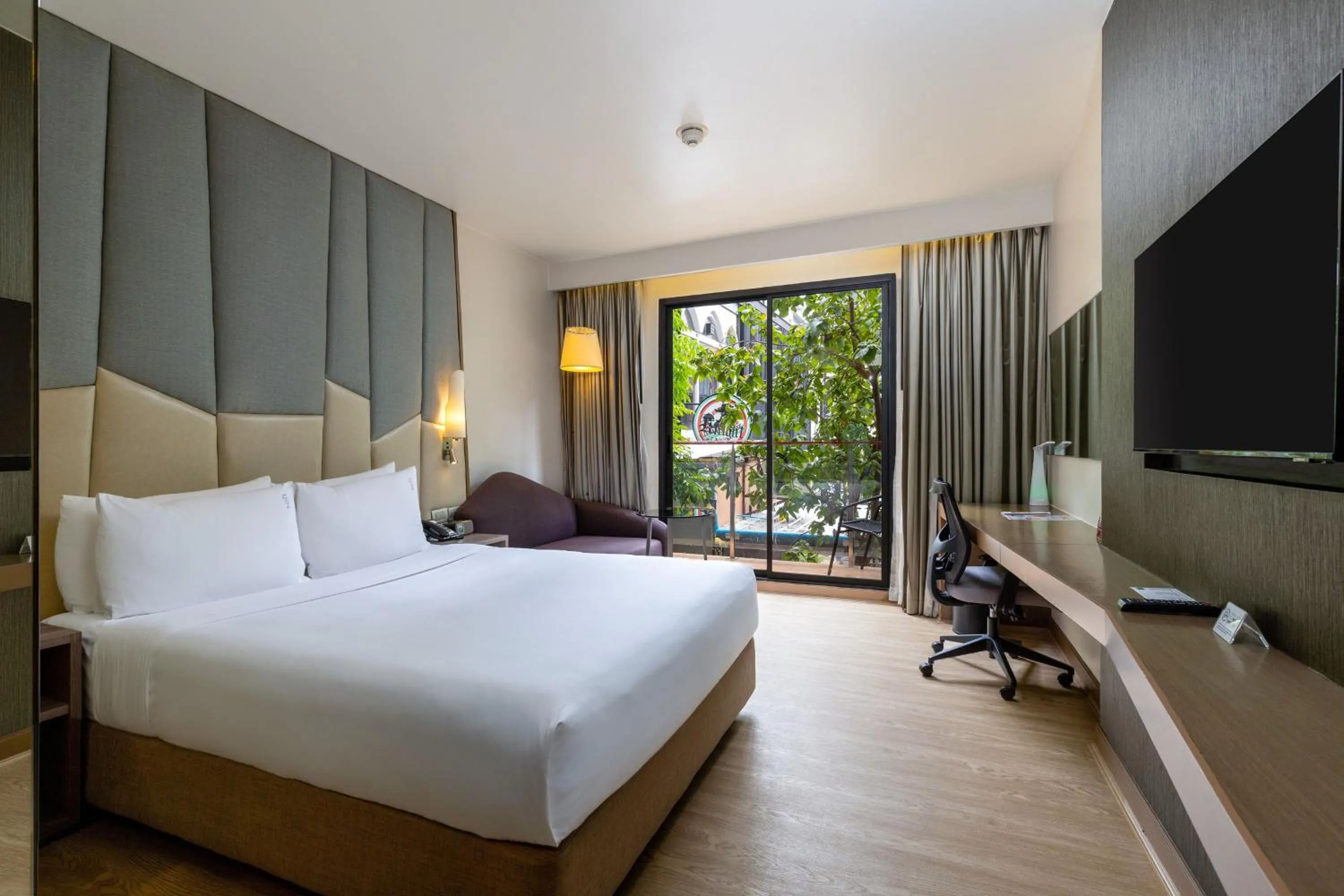 Photo of the whole room, Bed in Holiday Inn Express Bangkok Sukhumvit 11 by IHG