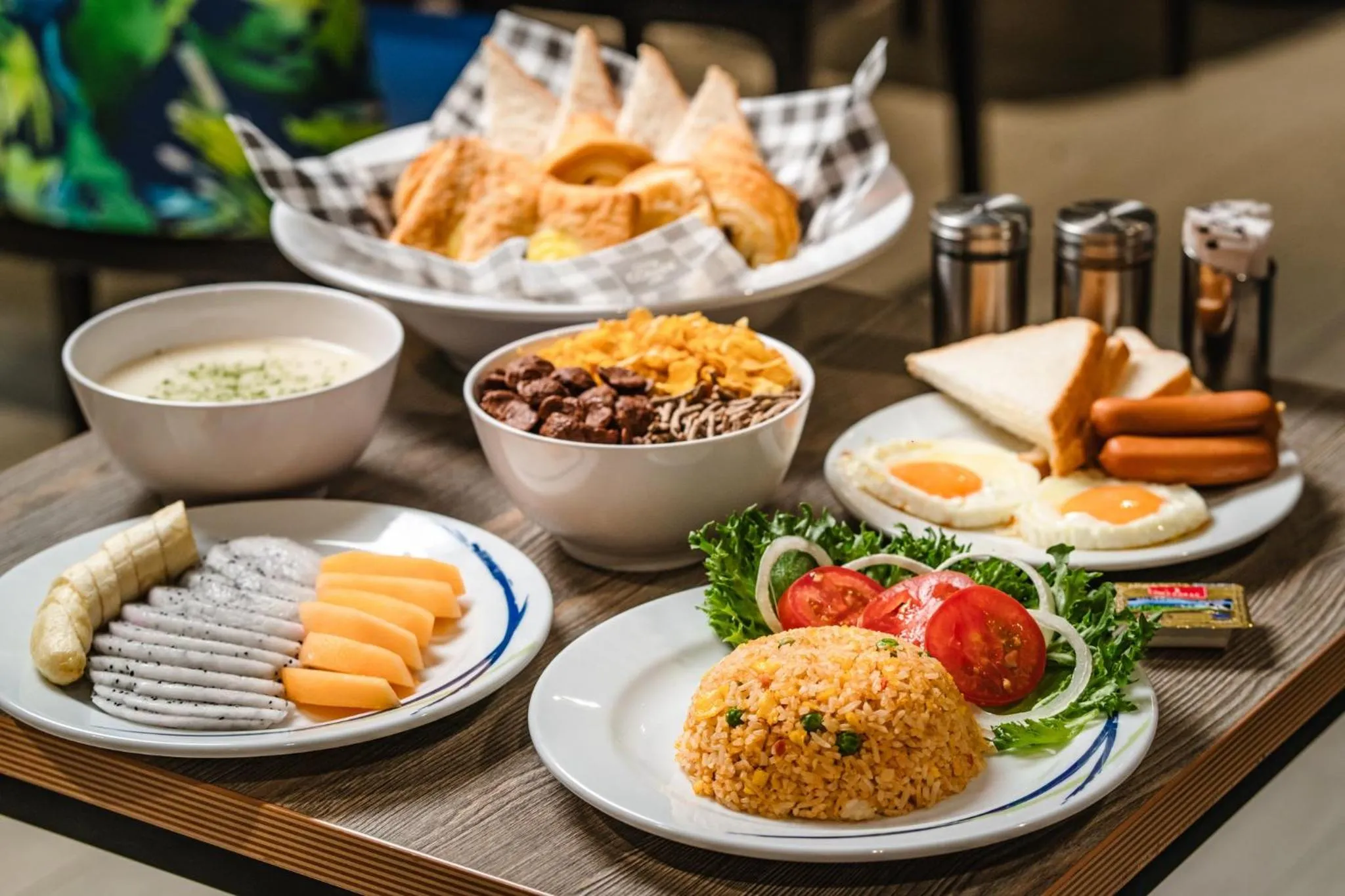 Restaurant/places to eat in Holiday Inn Express Bangkok Sukhumvit 11 by IHG