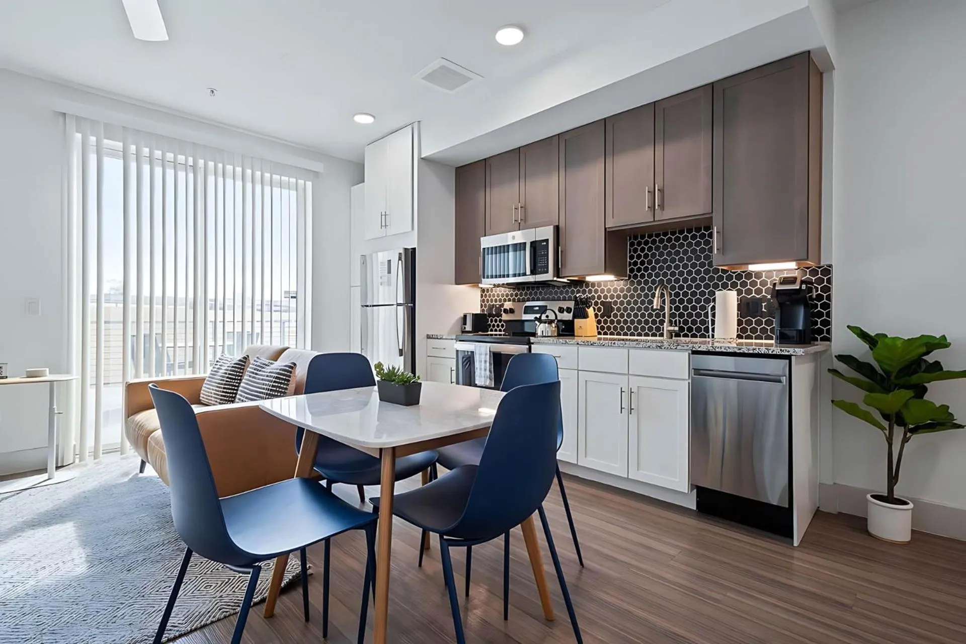 Kitchen or kitchenette in Placemakr Downtown Austin