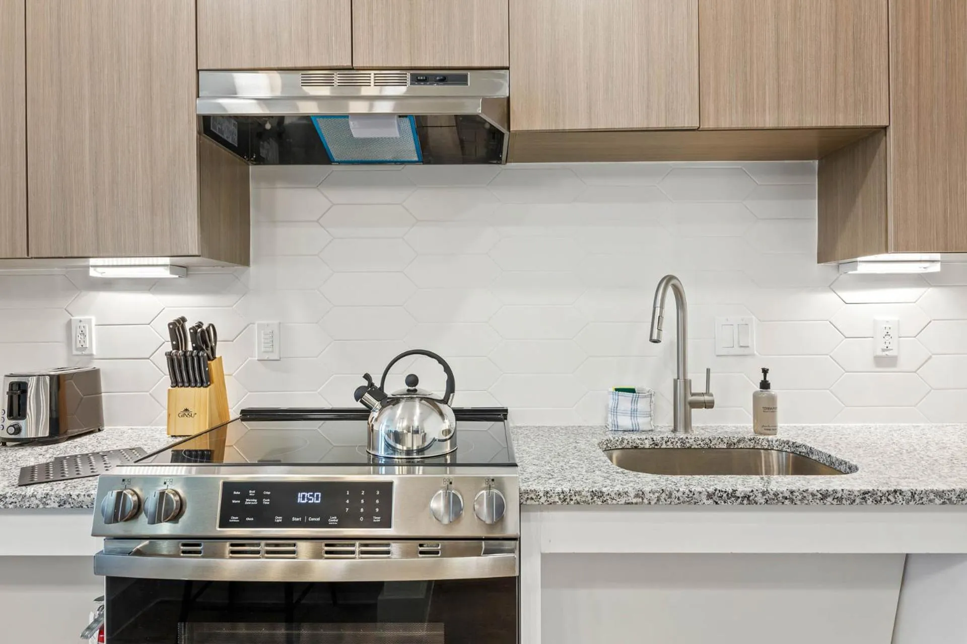 Kitchen or kitchenette in Placemakr Downtown Austin