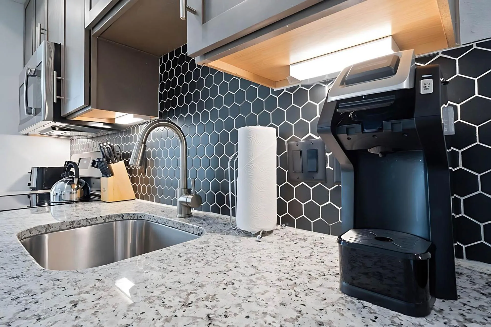 Kitchen or kitchenette in Placemakr Downtown Austin