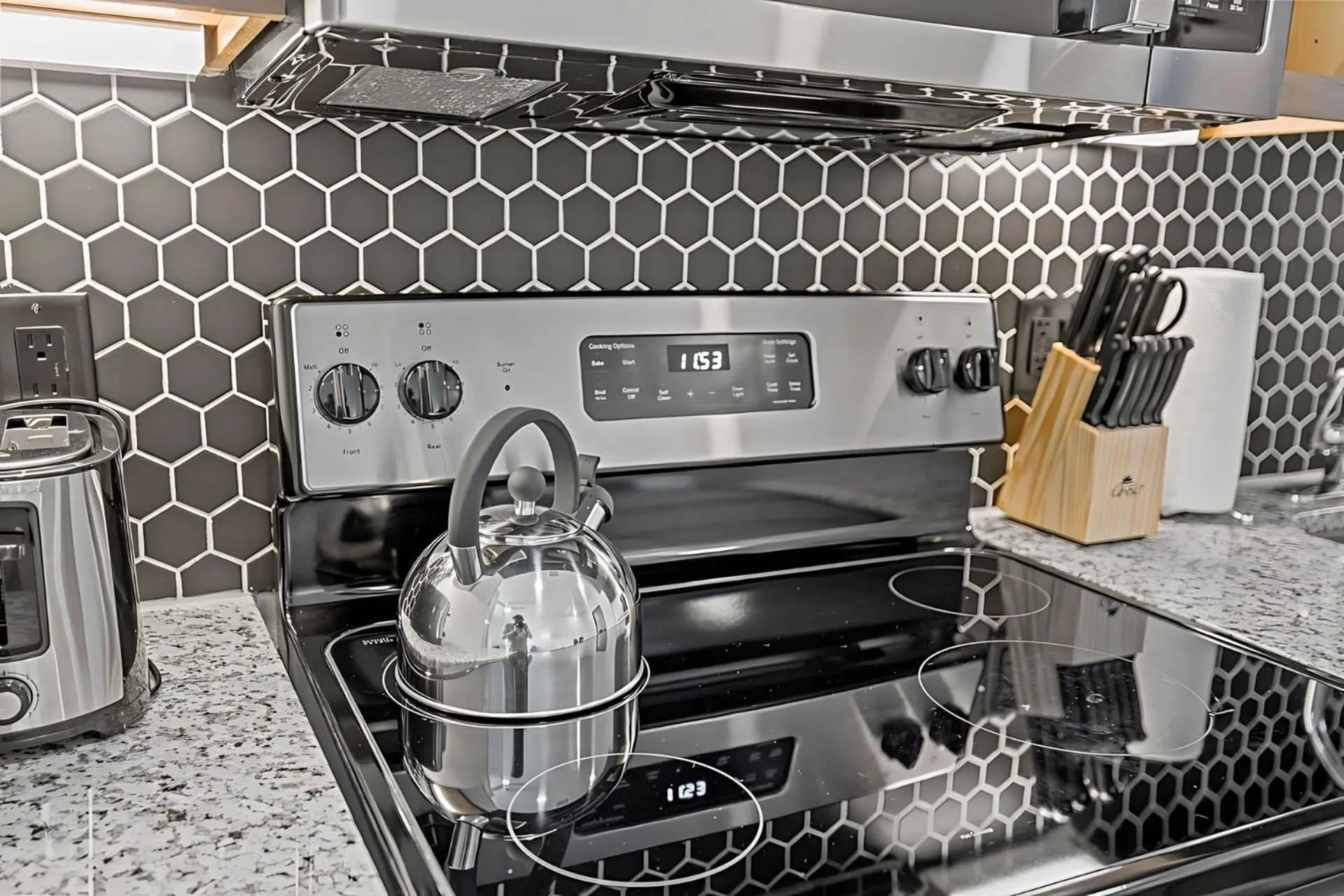 Kitchen or kitchenette in Placemakr Downtown Austin