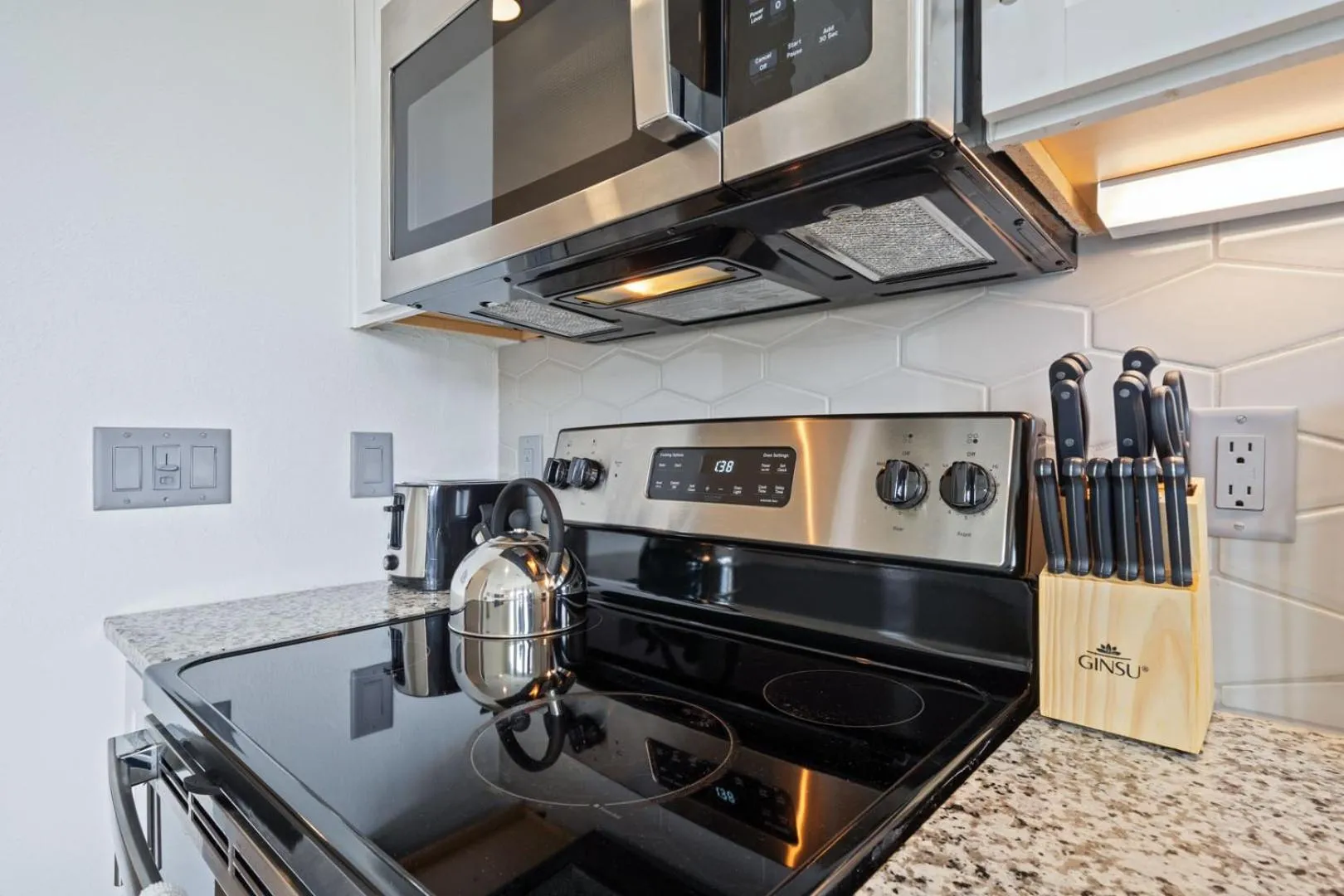 Kitchen or kitchenette in Placemakr Downtown Austin