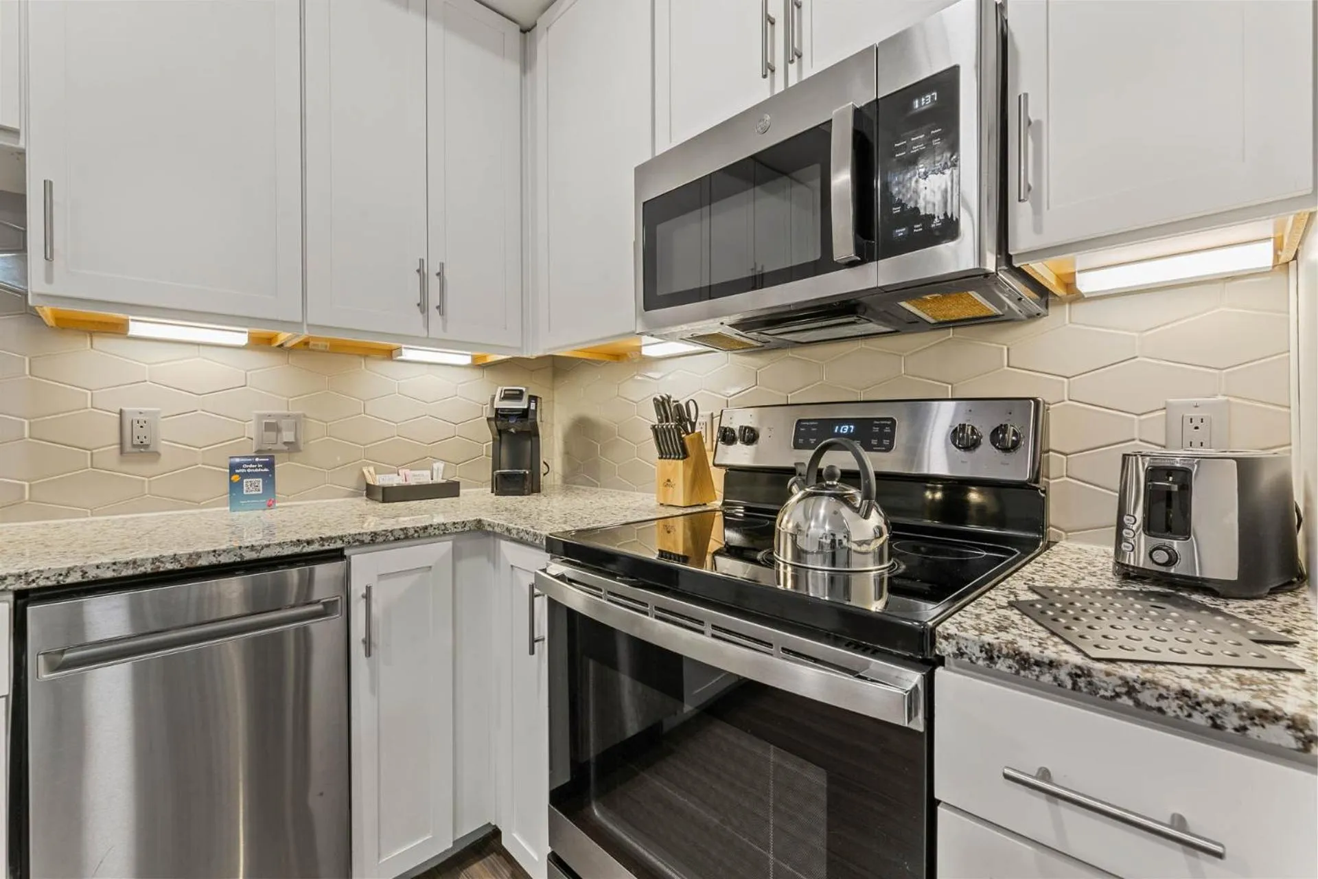 Kitchen or kitchenette in Placemakr Downtown Austin