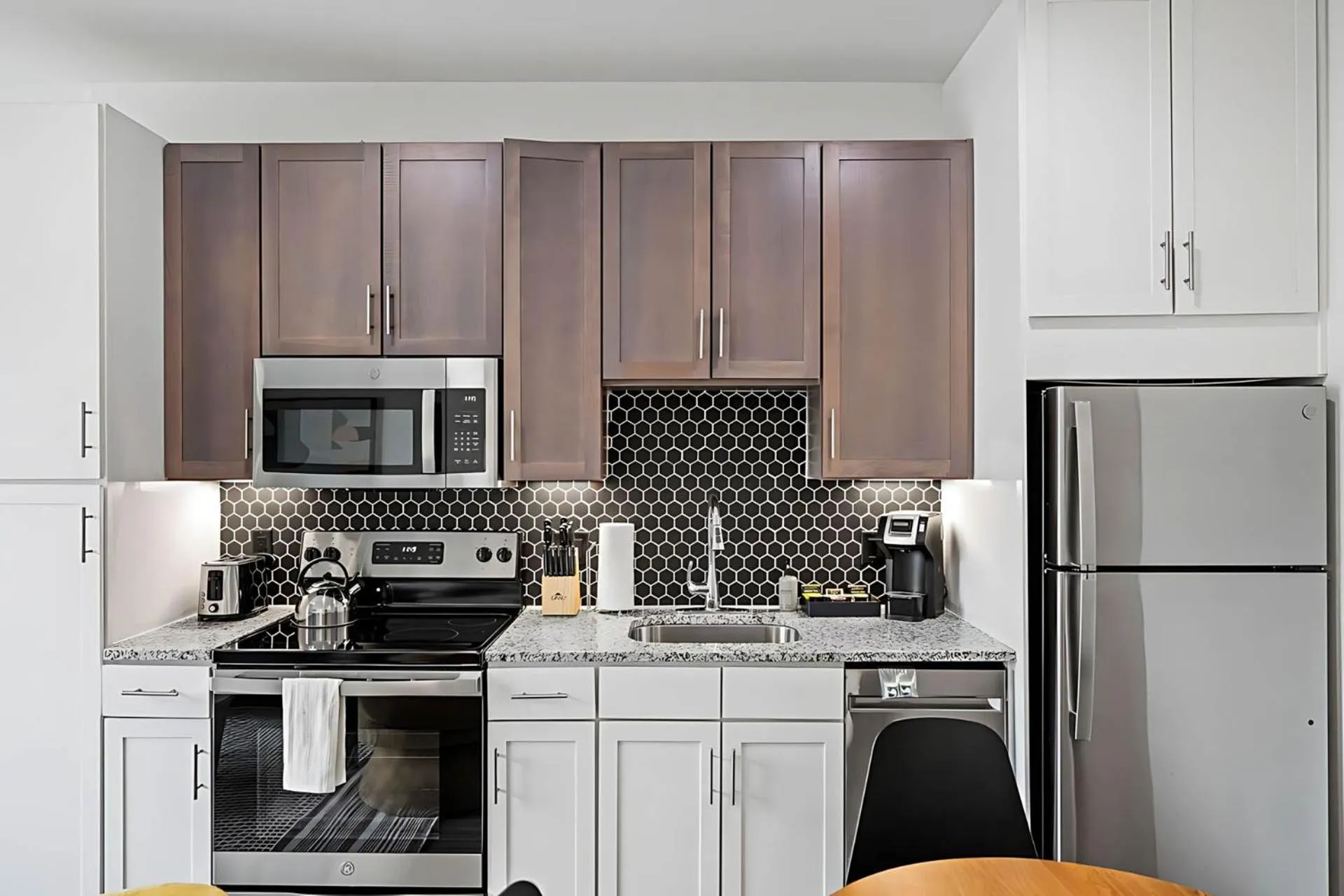 Kitchen or kitchenette in Placemakr Downtown Austin