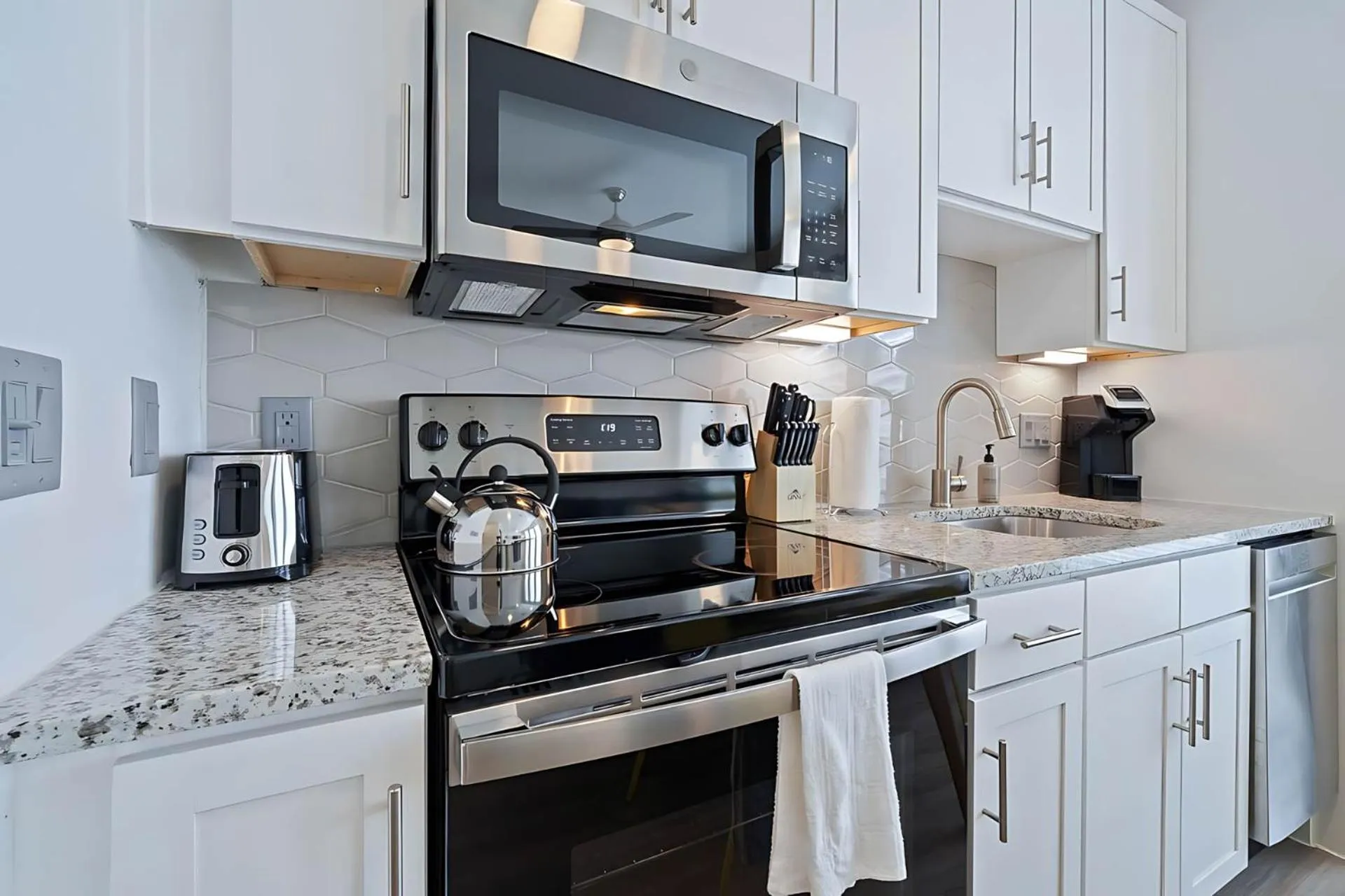 Kitchen or kitchenette in Placemakr Downtown Austin