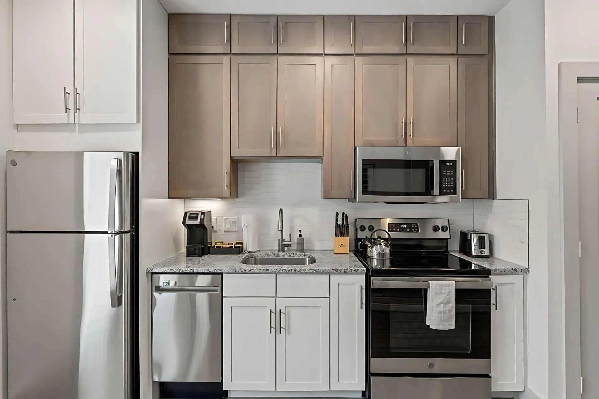 Kitchen or kitchenette in Placemakr Downtown Austin