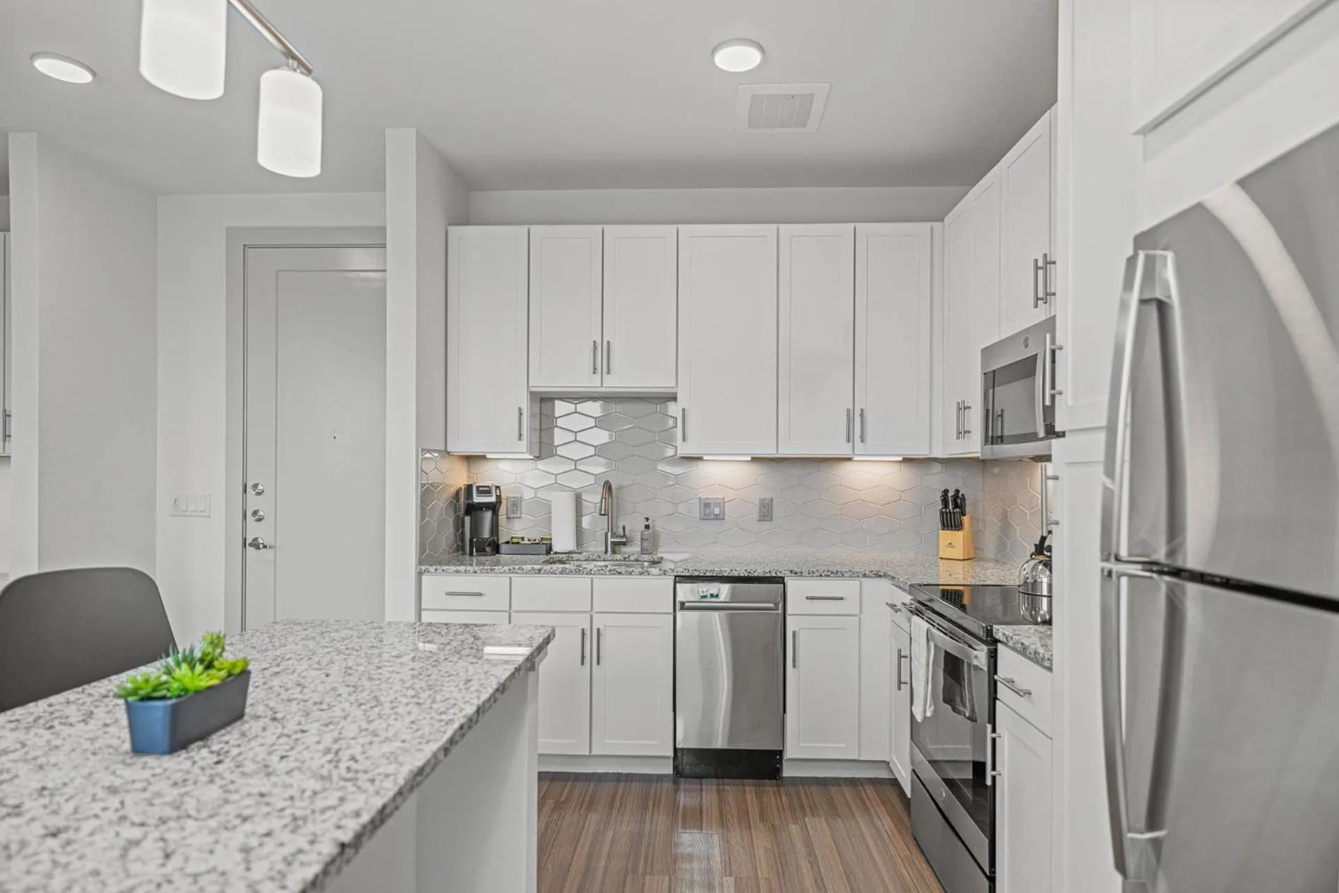 Kitchen or kitchenette in Placemakr Downtown Austin