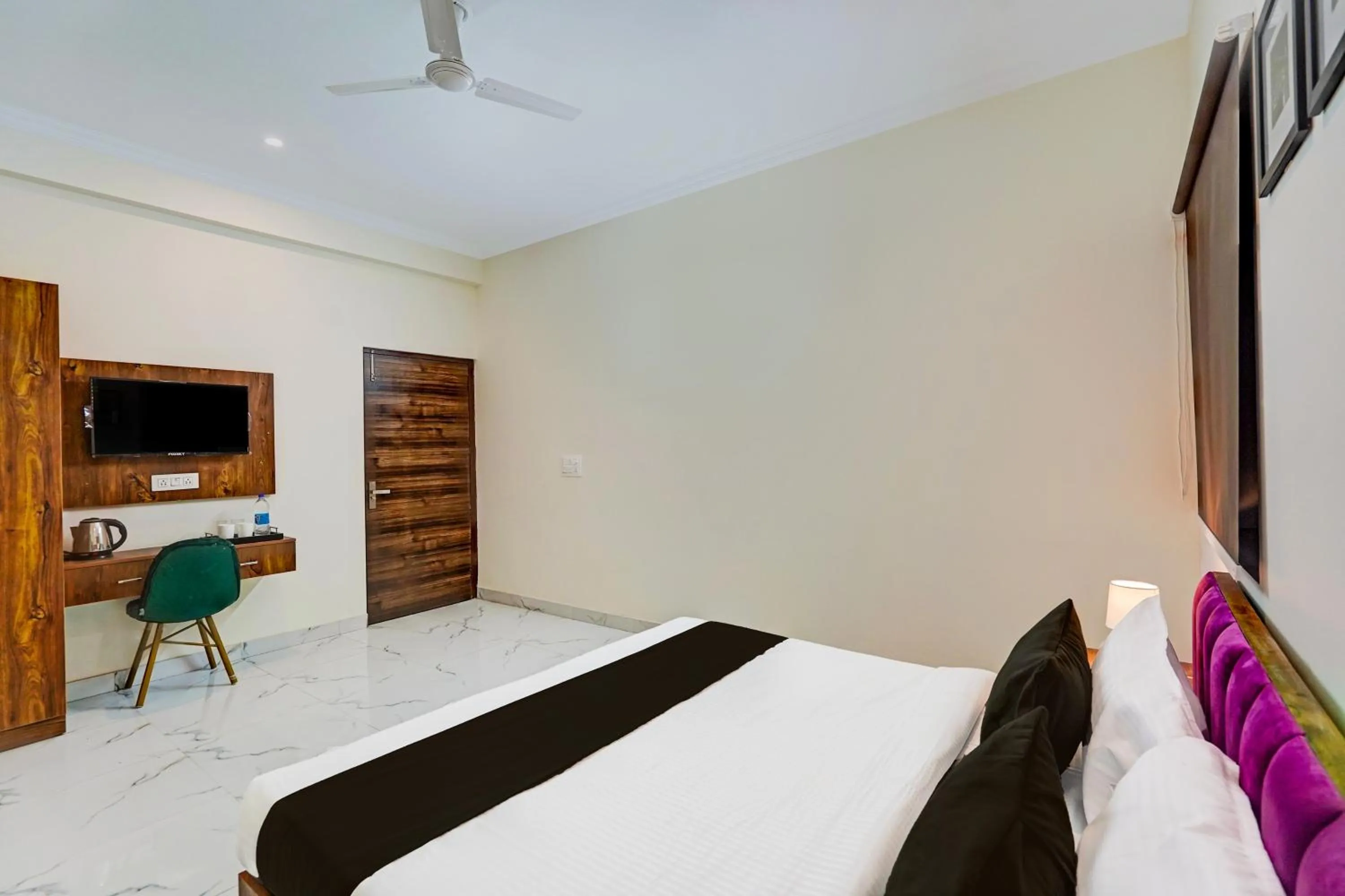 Bedroom in Townhouse Sector 86 Near Sector 83 Metro Station