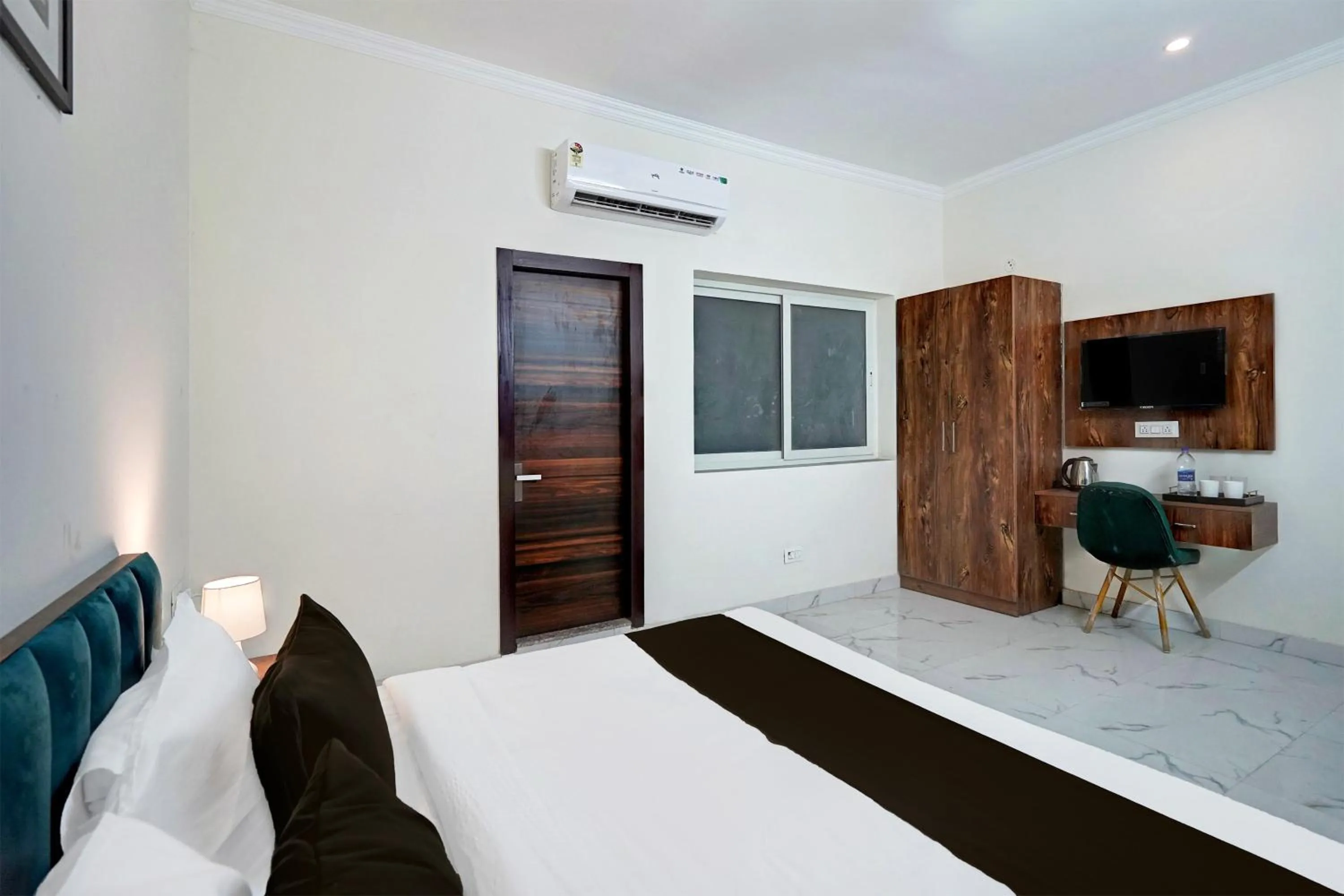 Bedroom in Townhouse Sector 86 Near Sector 83 Metro Station