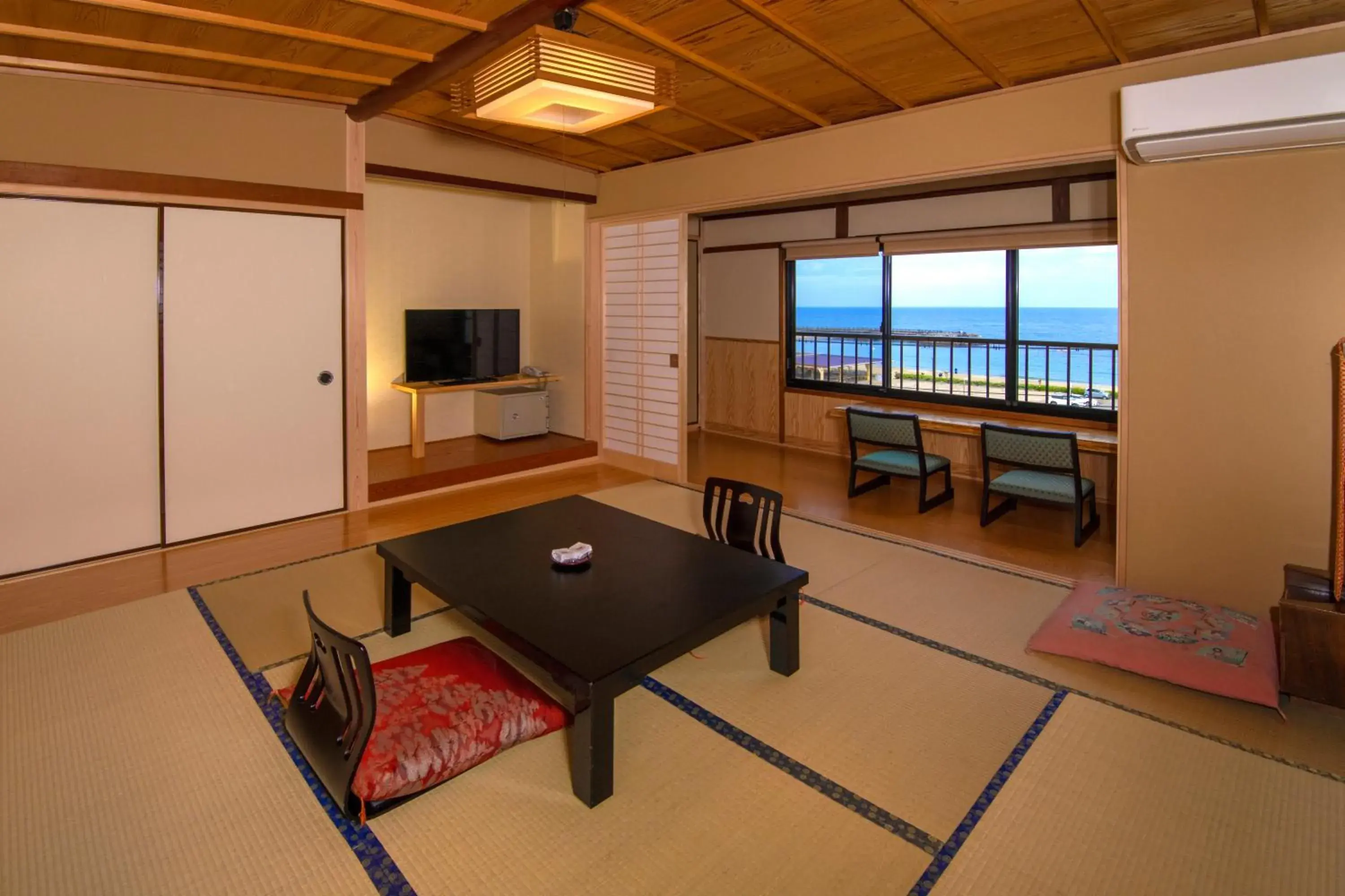 Standard Triple Room with Sea View in AtamiOnsen Nagahamaen Standard Triple Room with Sea View in AtamiOnsen Nagahamaen