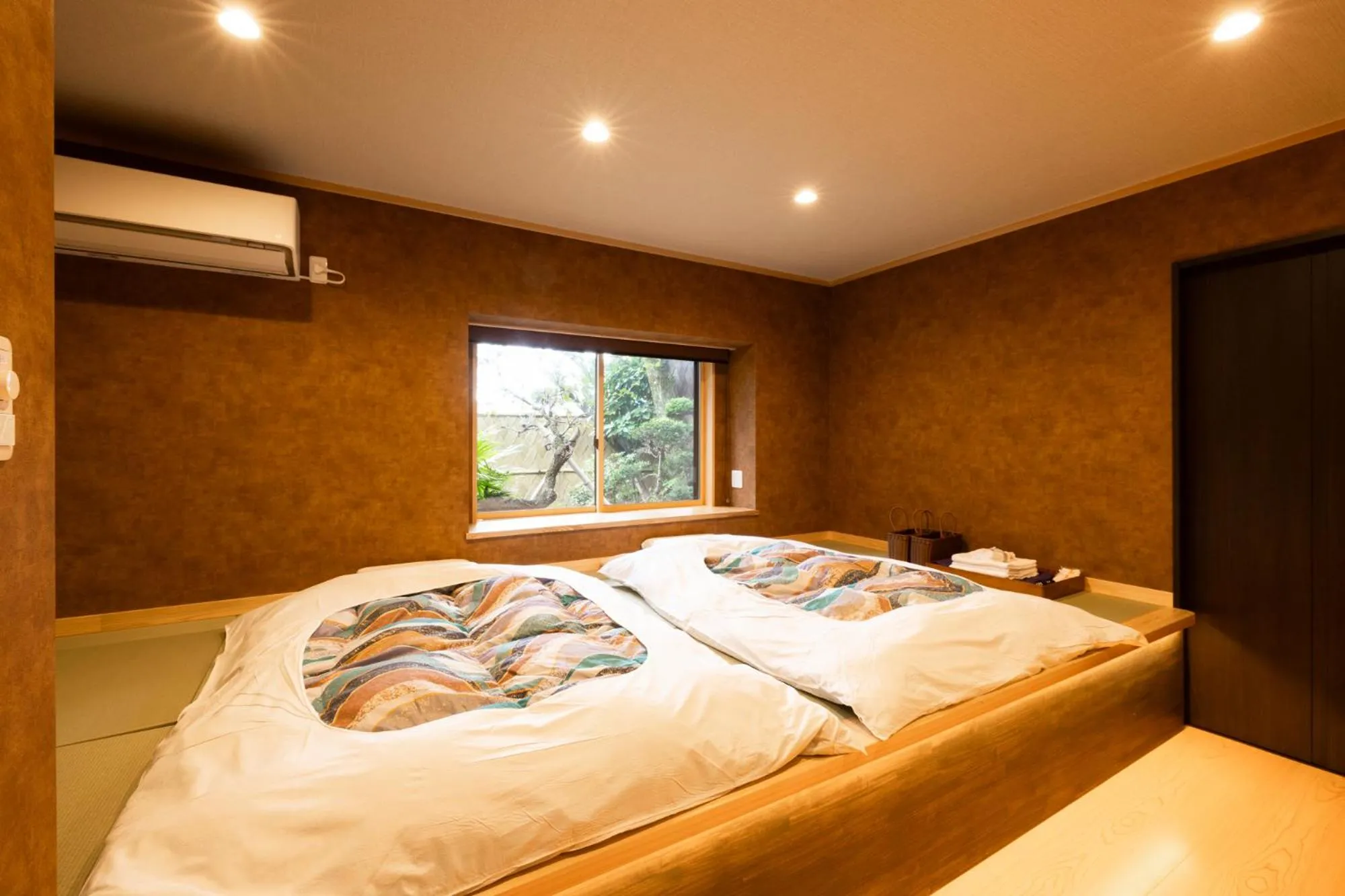 Bed in AtamiOnsen Nagahamaen