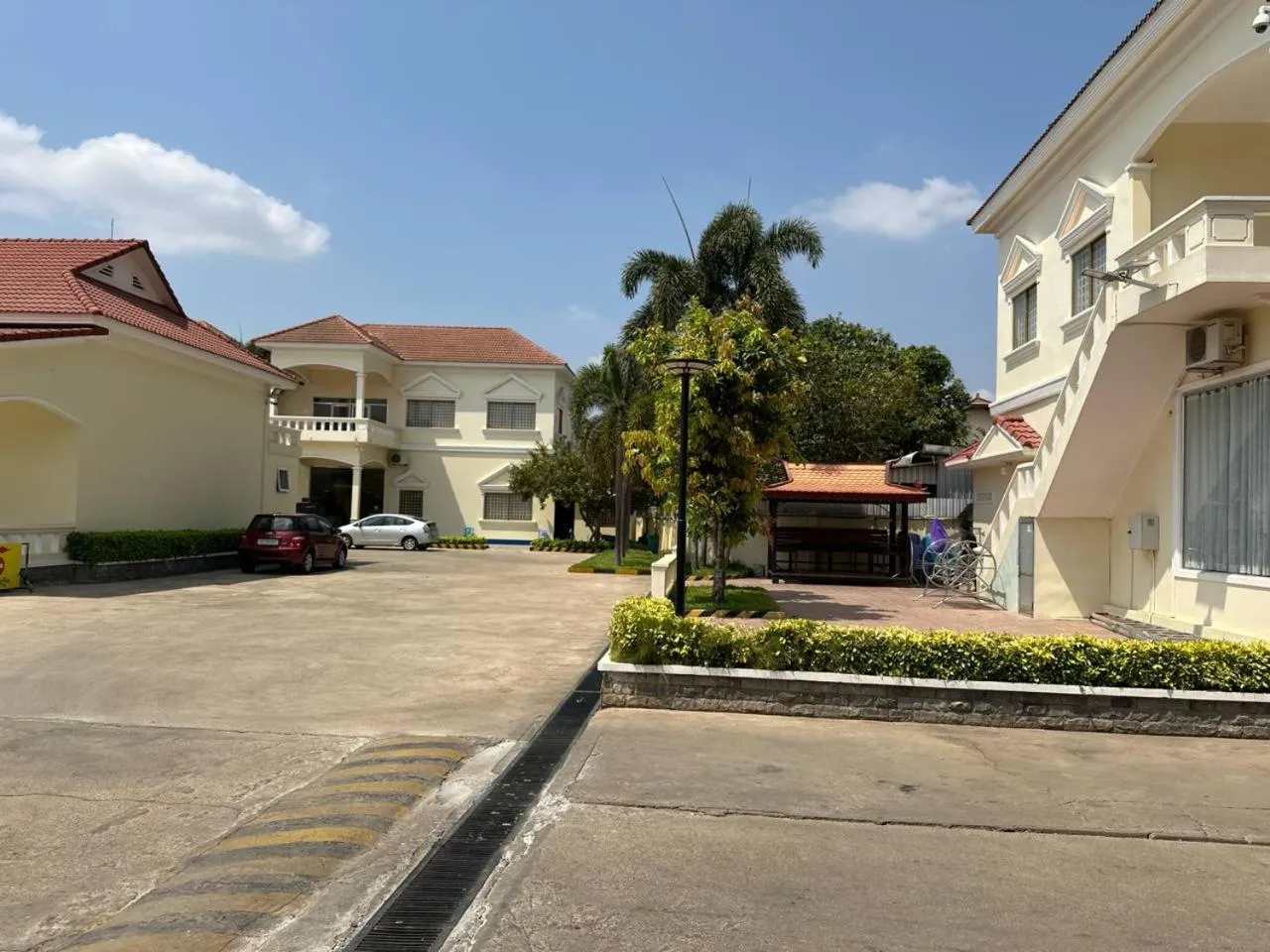 Property building in Samrongsen Hotel