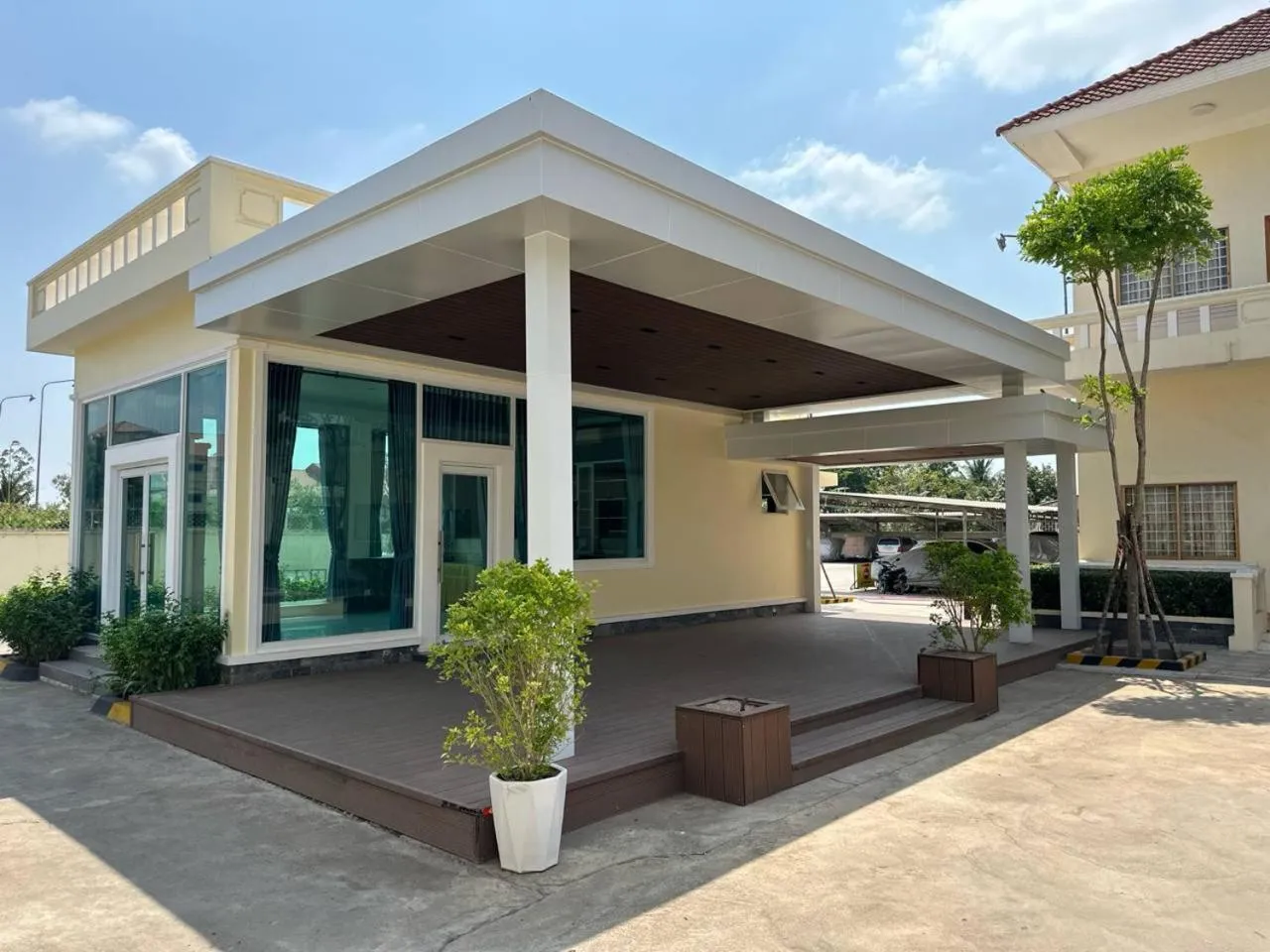 Property building in Samrongsen Hotel