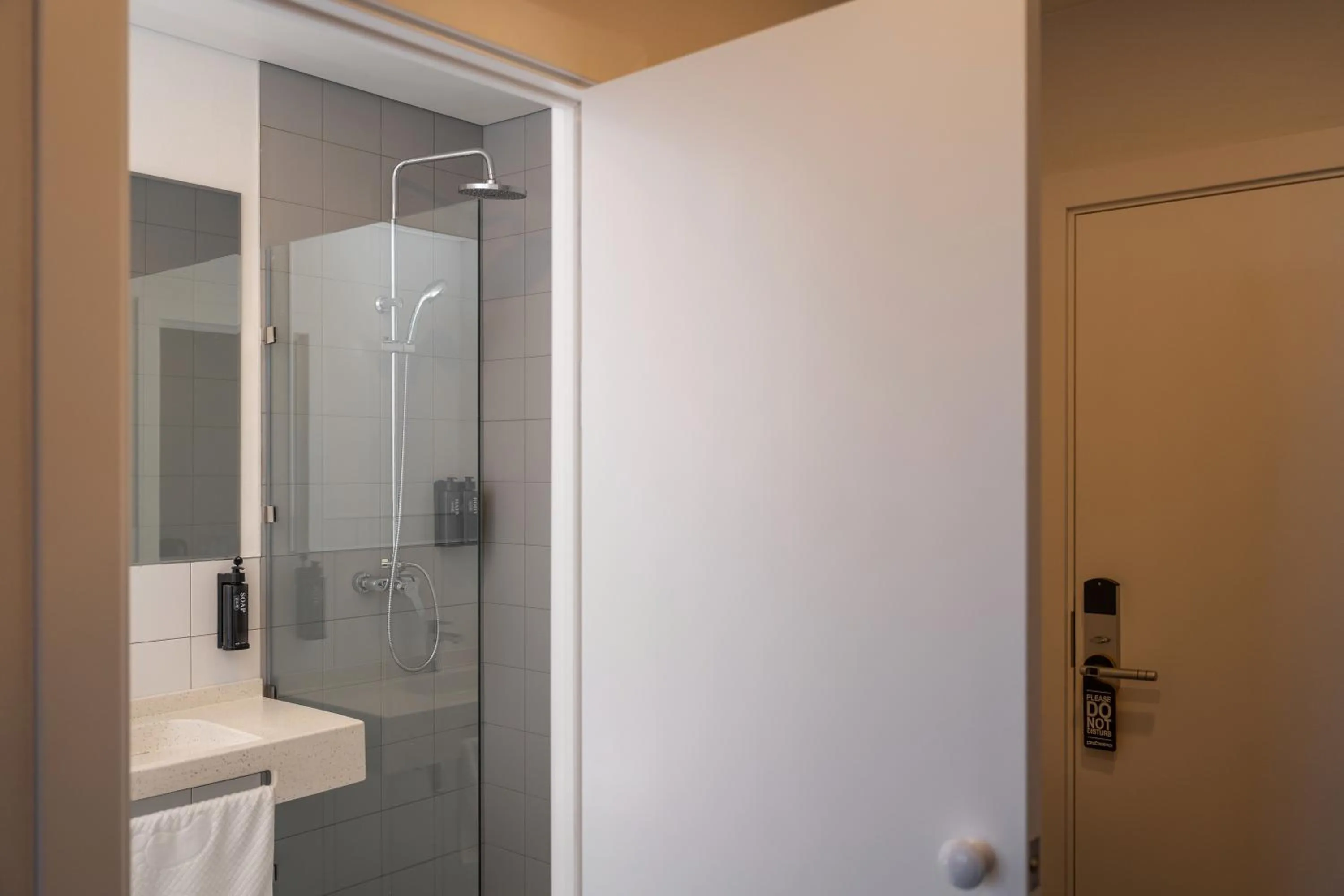 Shower in Duo Hotel by Futuro