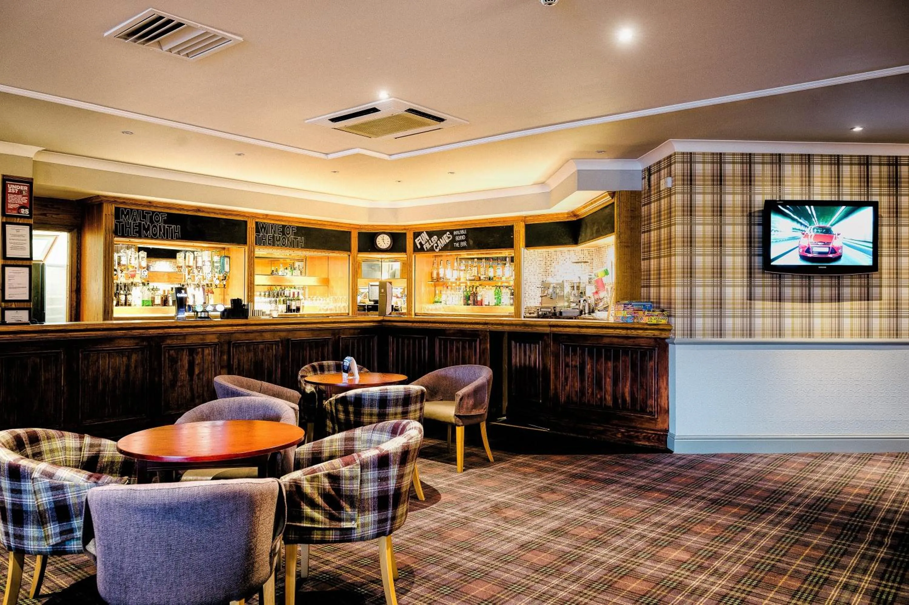 Lounge or bar in Macdonald Forest Hills Hotel & Spa