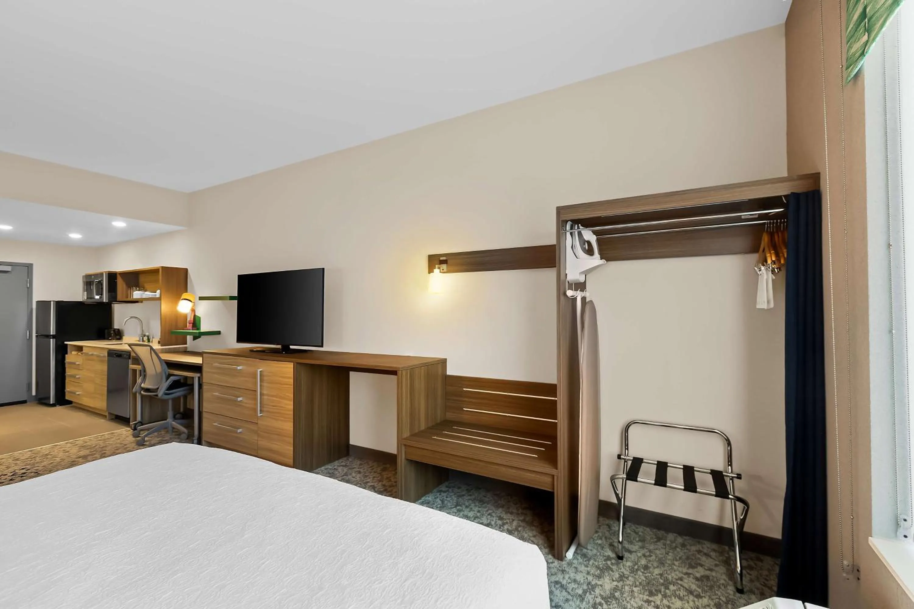 Bedroom, Bed in Home2 Suites By Hilton Hendersonville