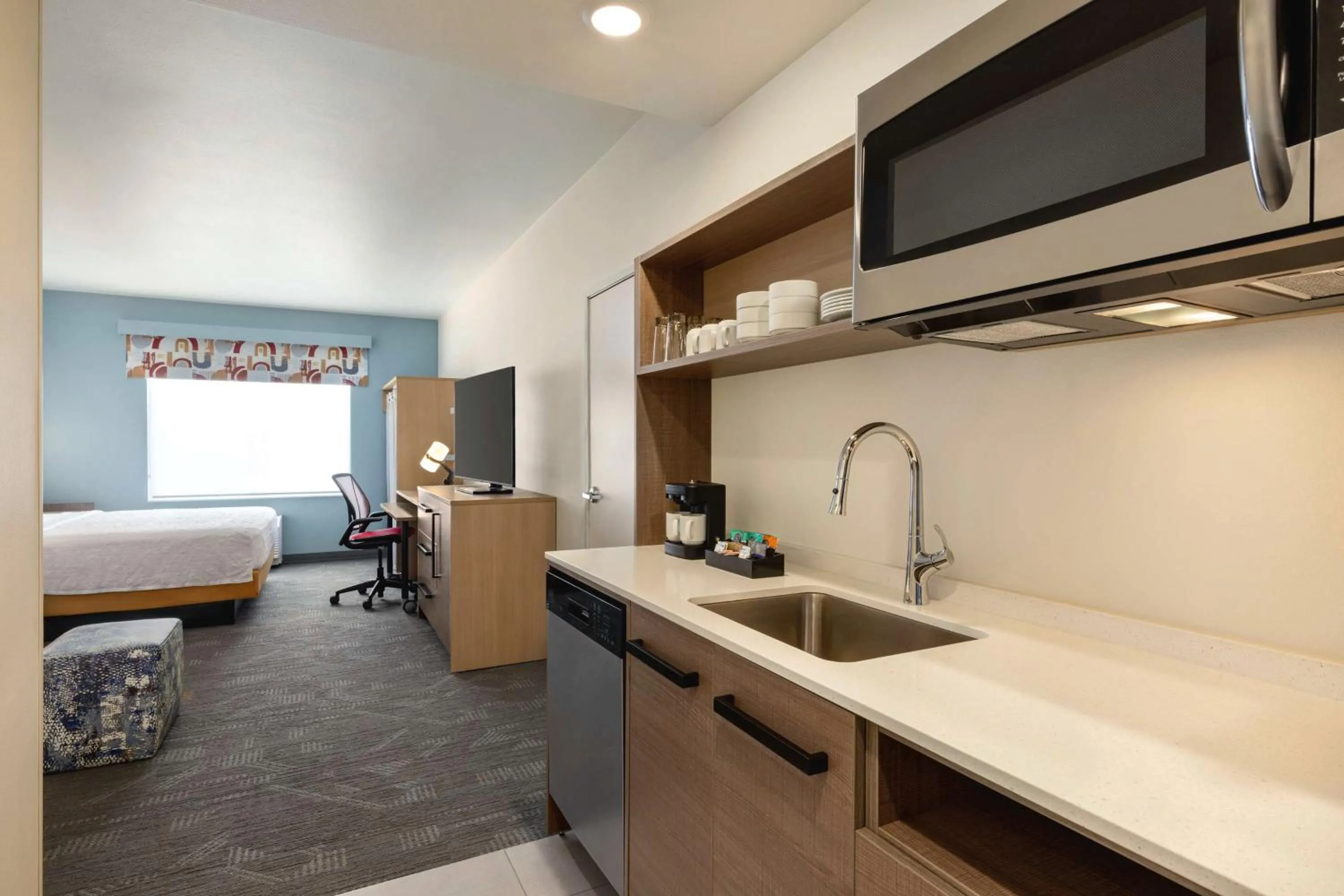 Kitchen or kitchenette, Bed in Home2 Suites Livingston Yellowstone