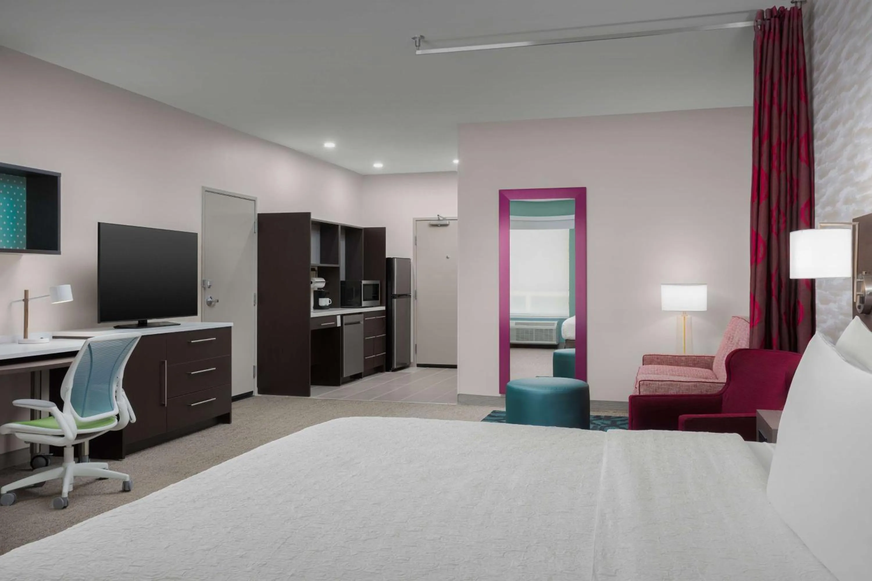 Kitchen or kitchenette, Bed in Home2 Suites By Hilton Laredo North