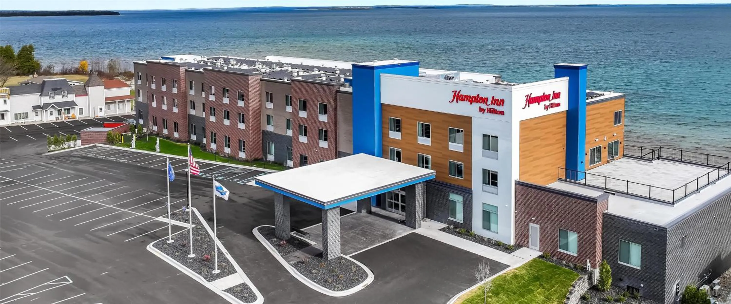 Property building in Hampton Inn St Ignace Lakefront Mackinac