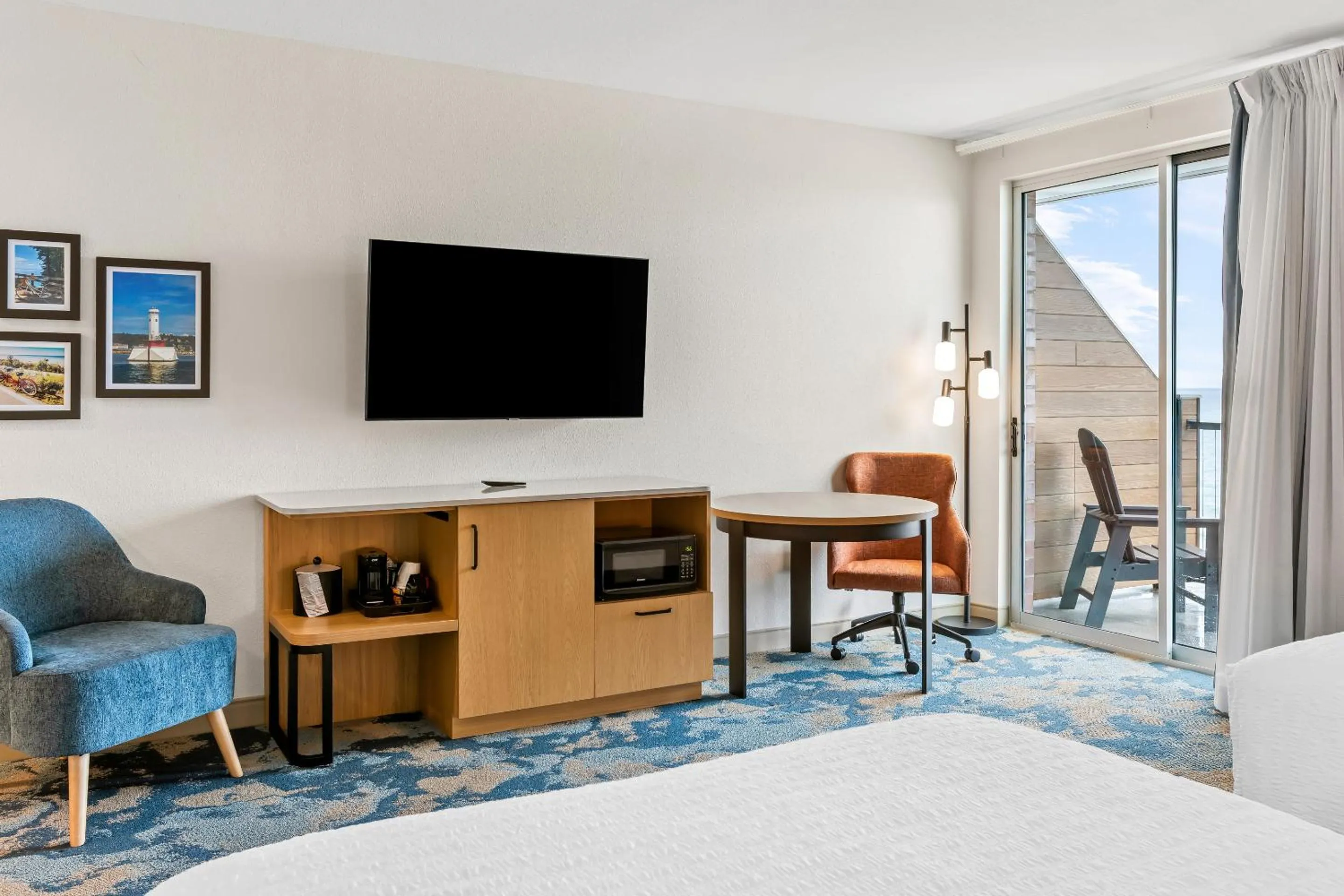 Bed in Hampton Inn St Ignace Lakefront Mackinac