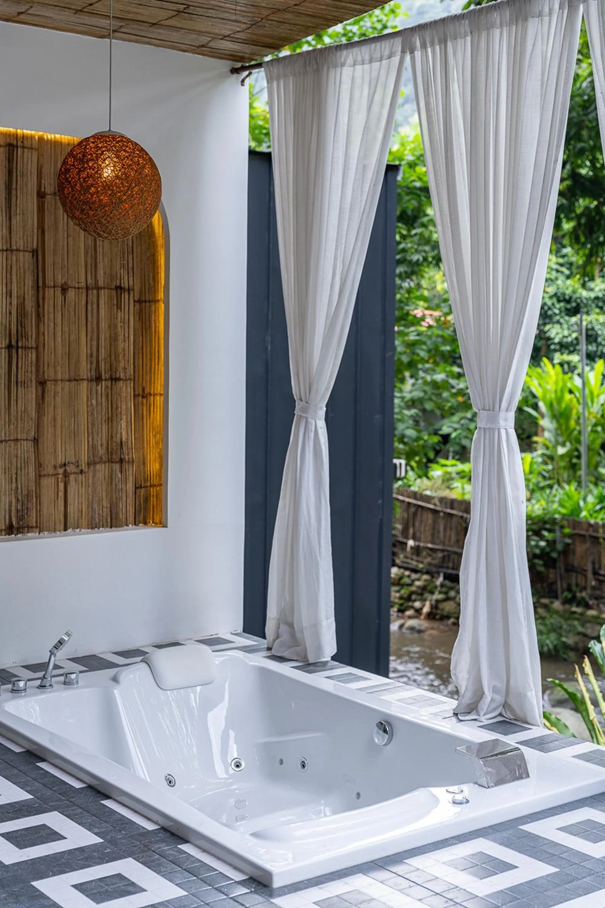 Area and facilities in Inthada At Mae Kampong