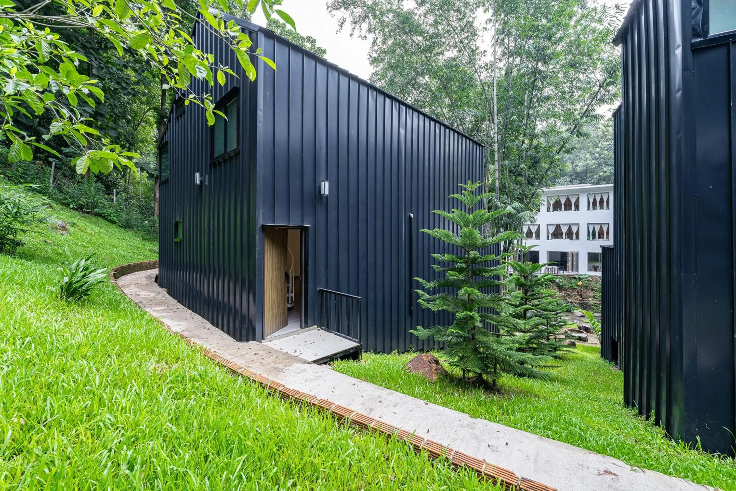 Property building in Inthada At Mae Kampong