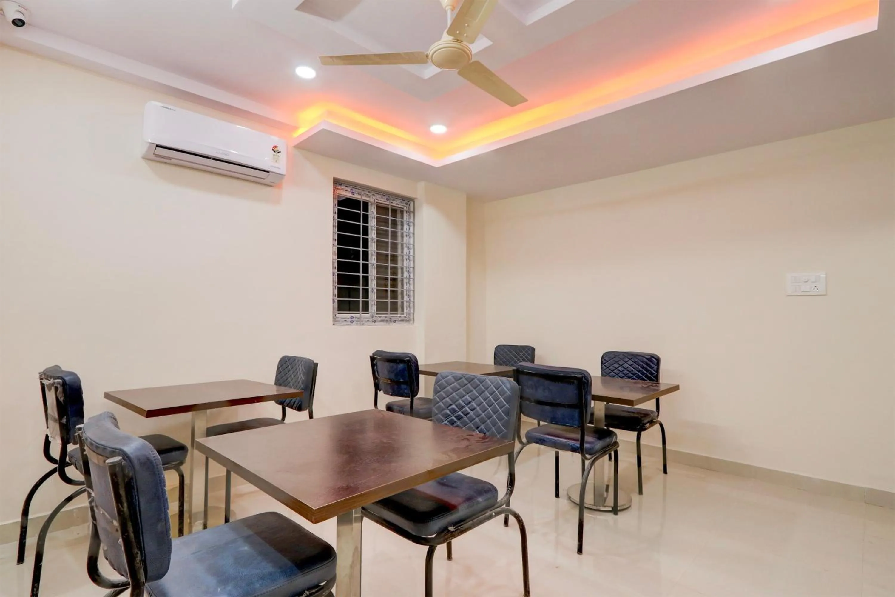 Restaurant/places to eat in Super Townhouse Nanak Ram Guda Near WaveRock SEZ