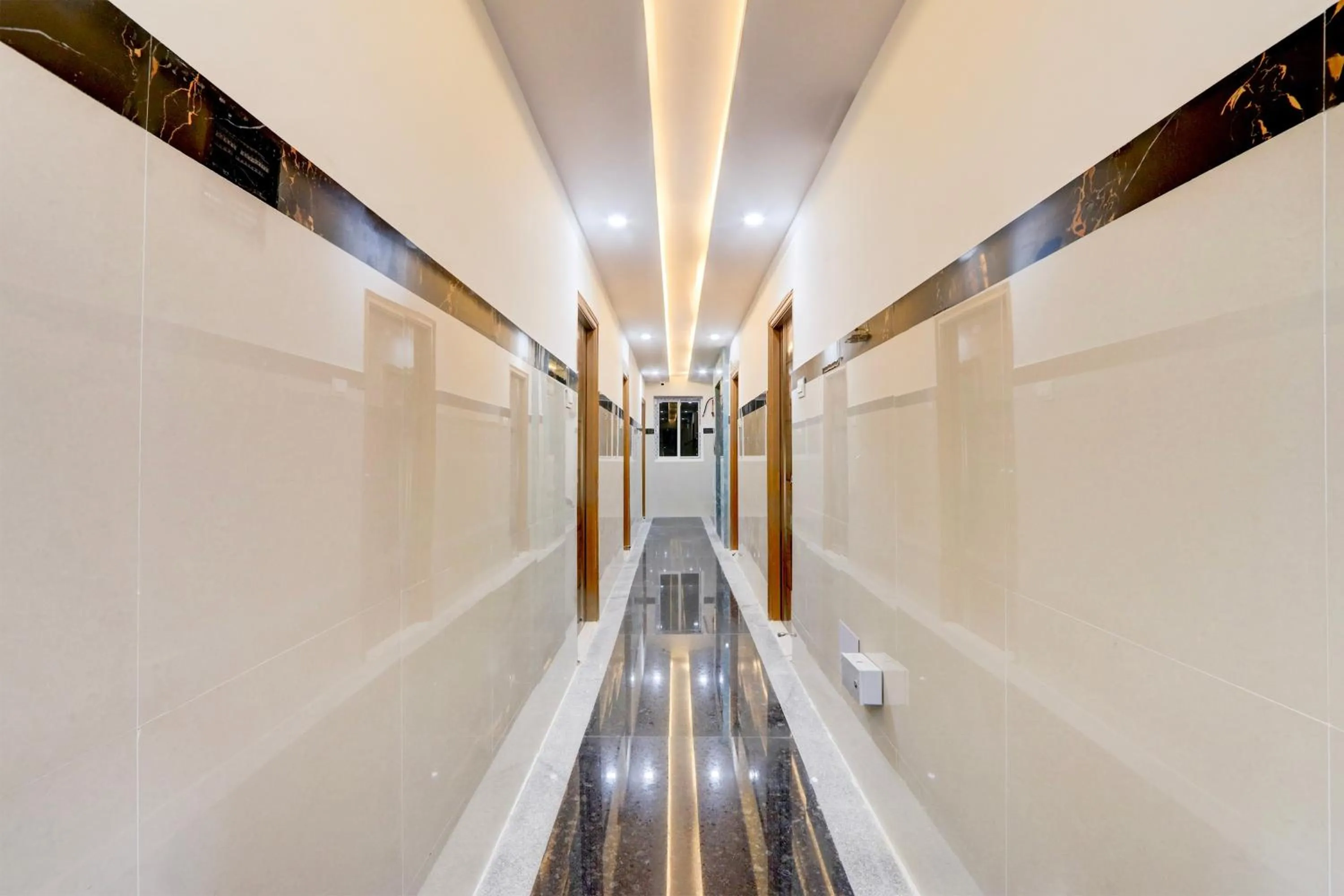Lobby or reception in Super Townhouse Nanak Ram Guda Near WaveRock SEZ