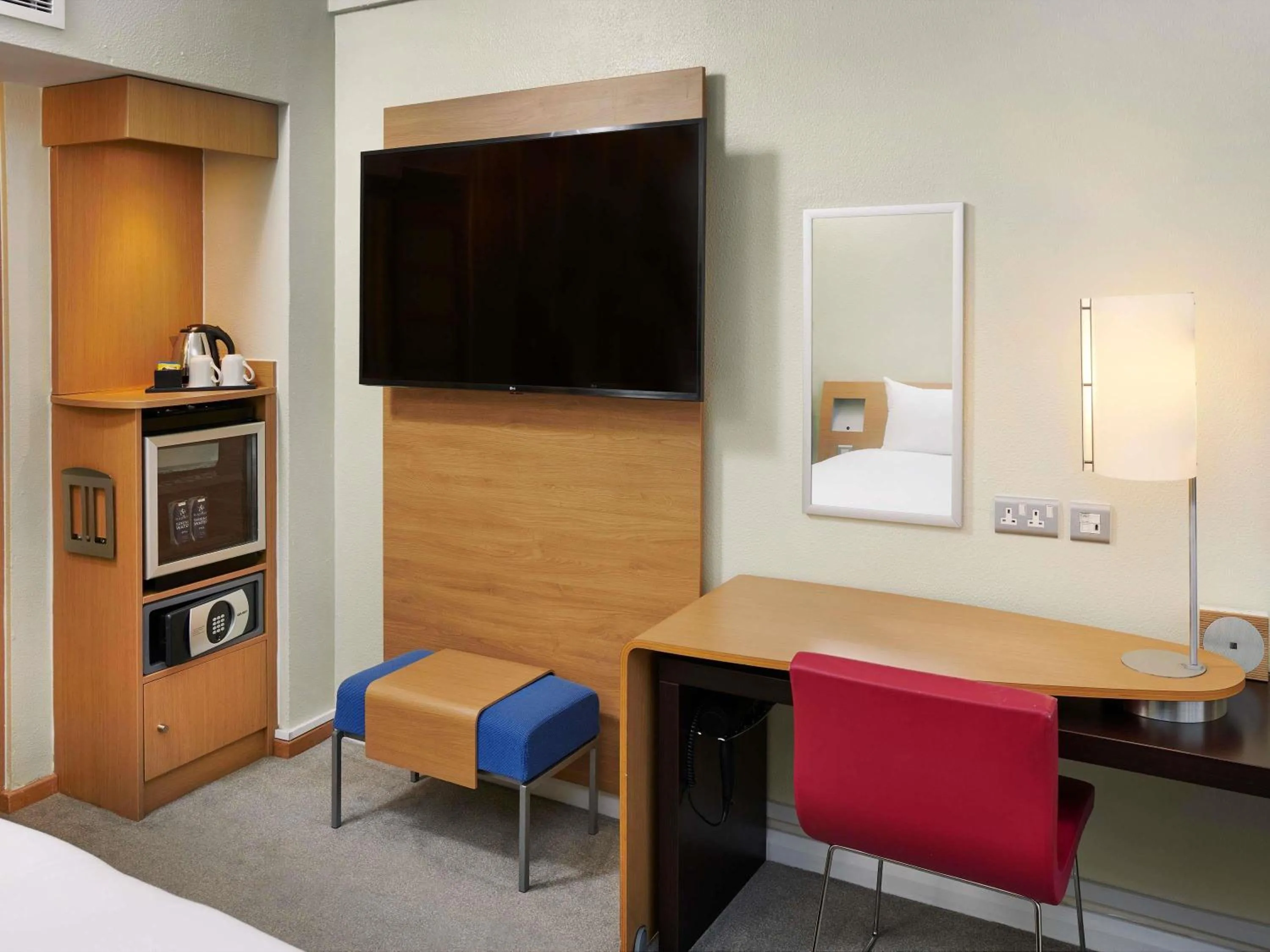 Bedroom, Bed in Novotel London West