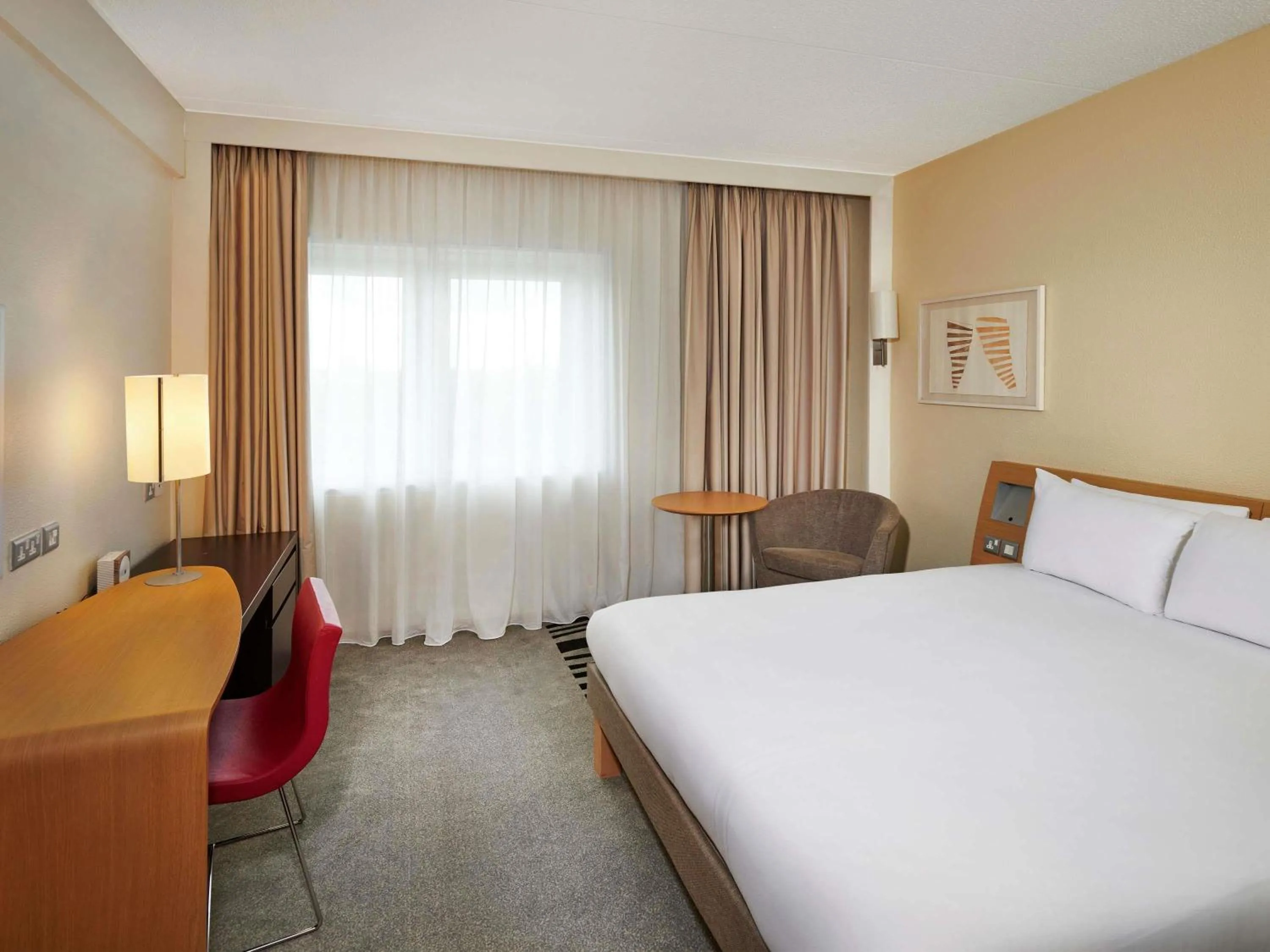 Bedroom, Bed in Novotel London West