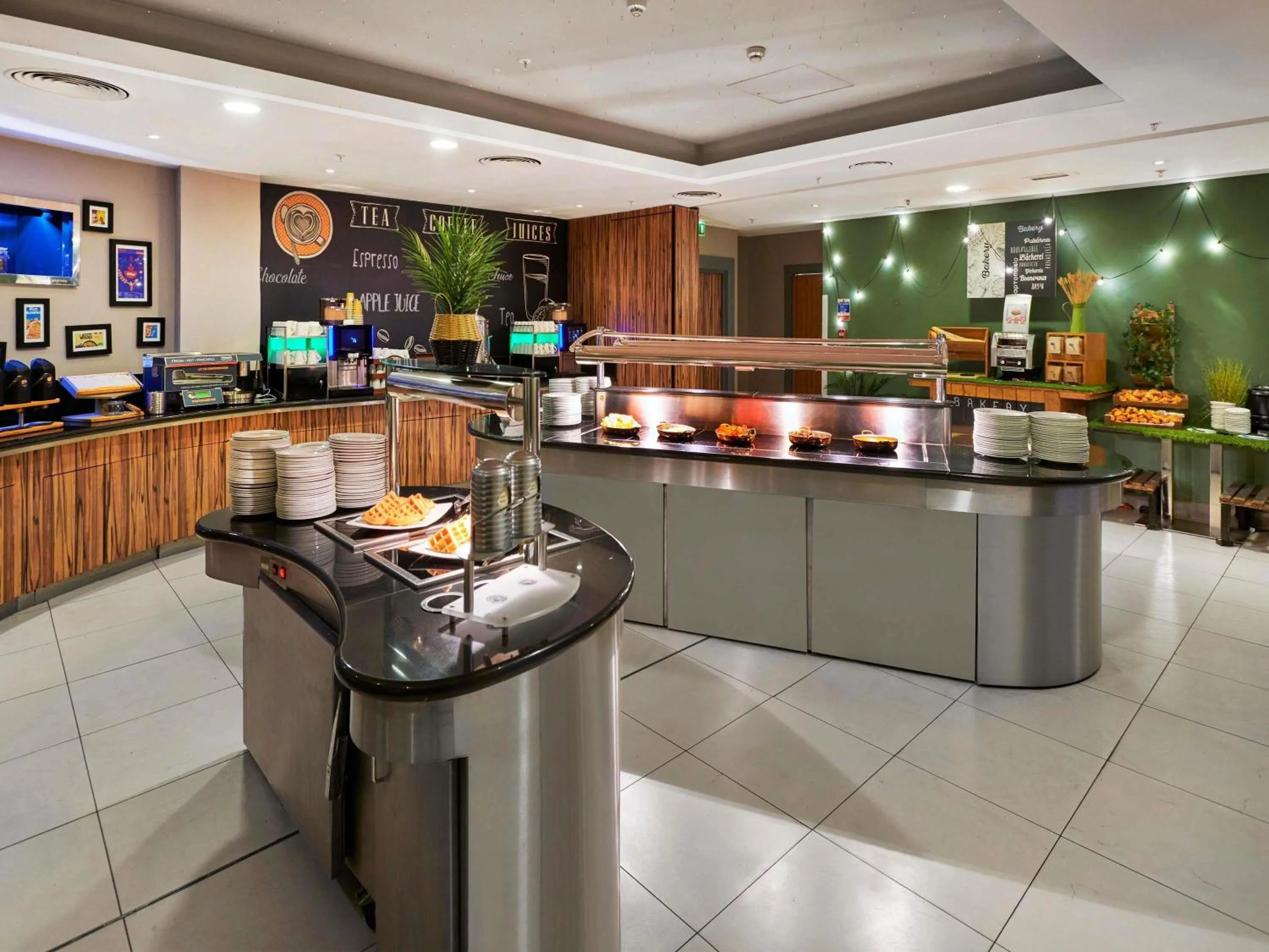 Restaurant/places to eat in Novotel London West