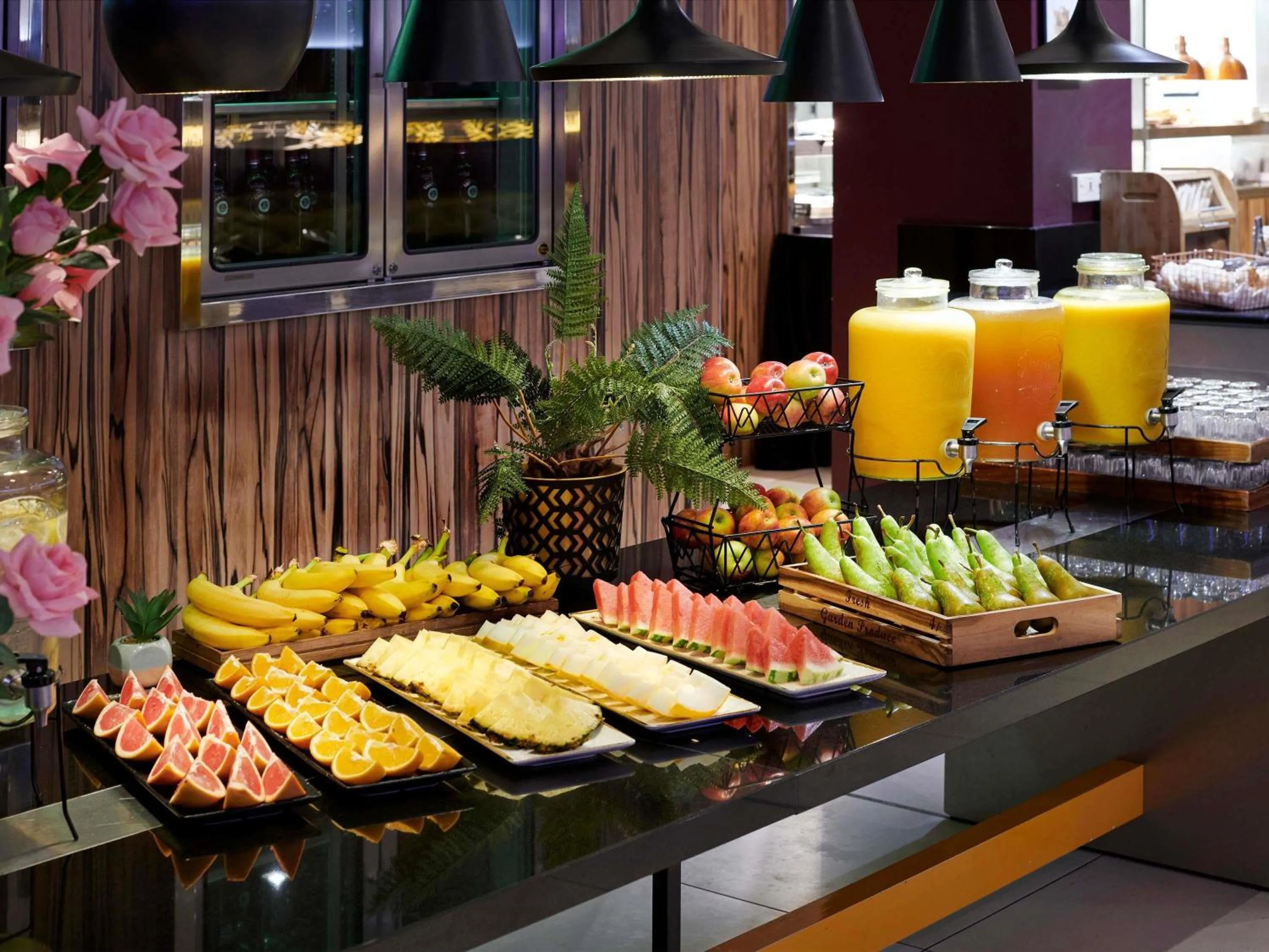 Restaurant/places to eat in Novotel London West