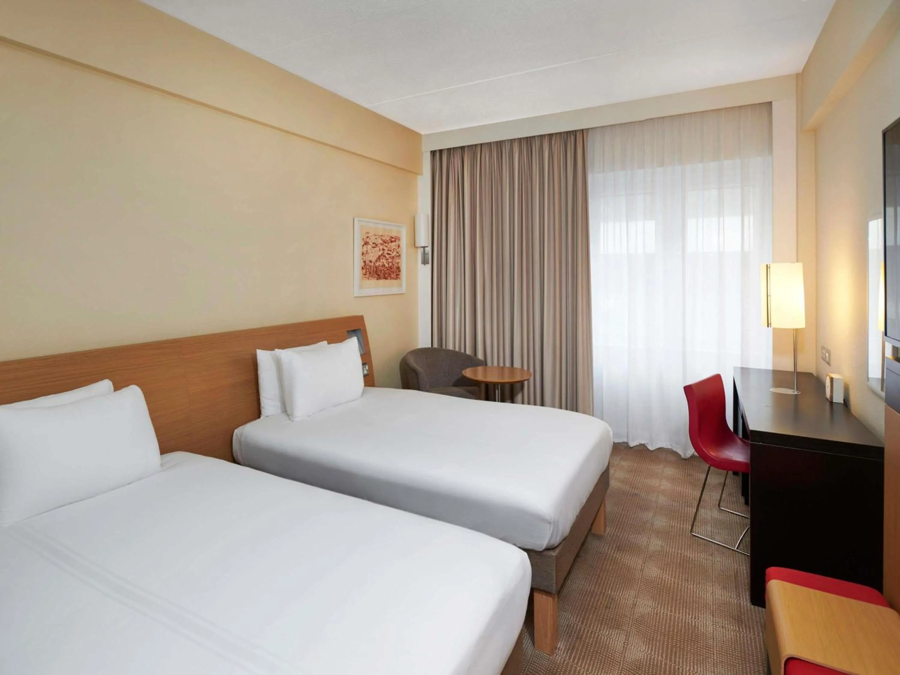 Bedroom, Bed in Novotel London West