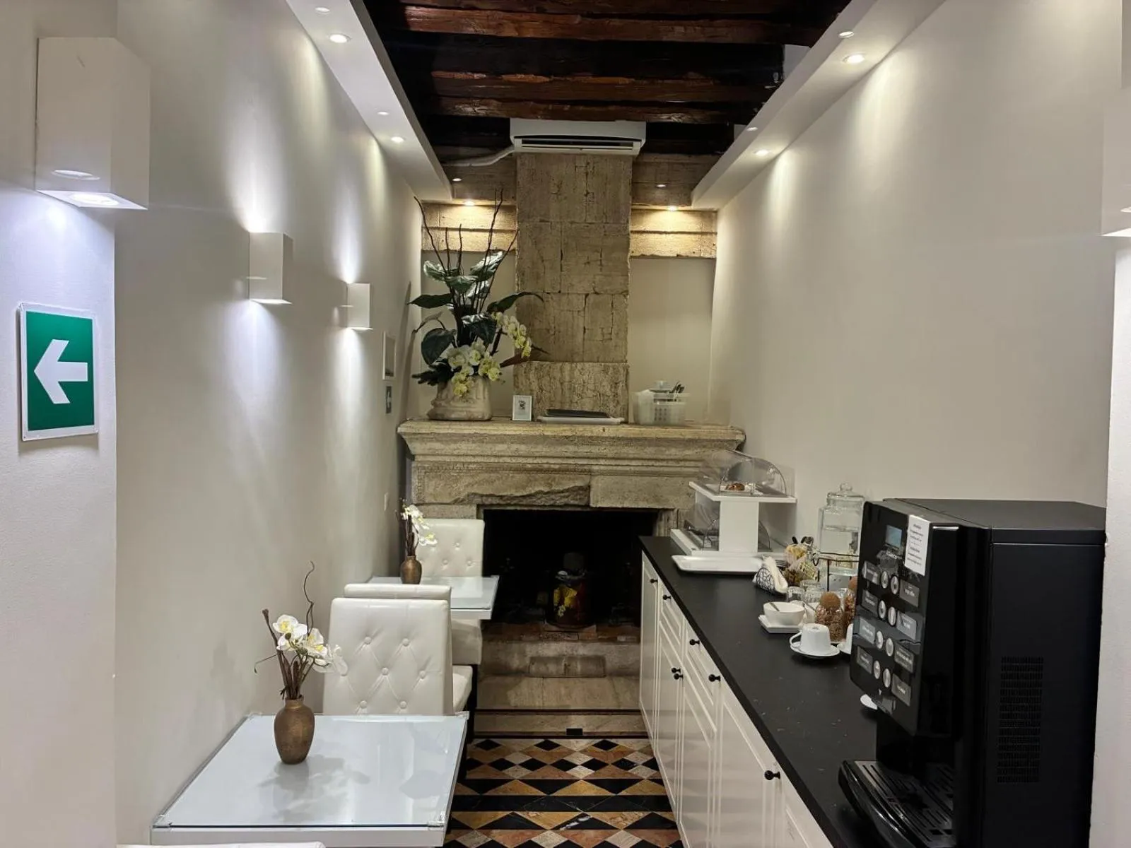 Breakfast in Pantheonview - Luxury Suites