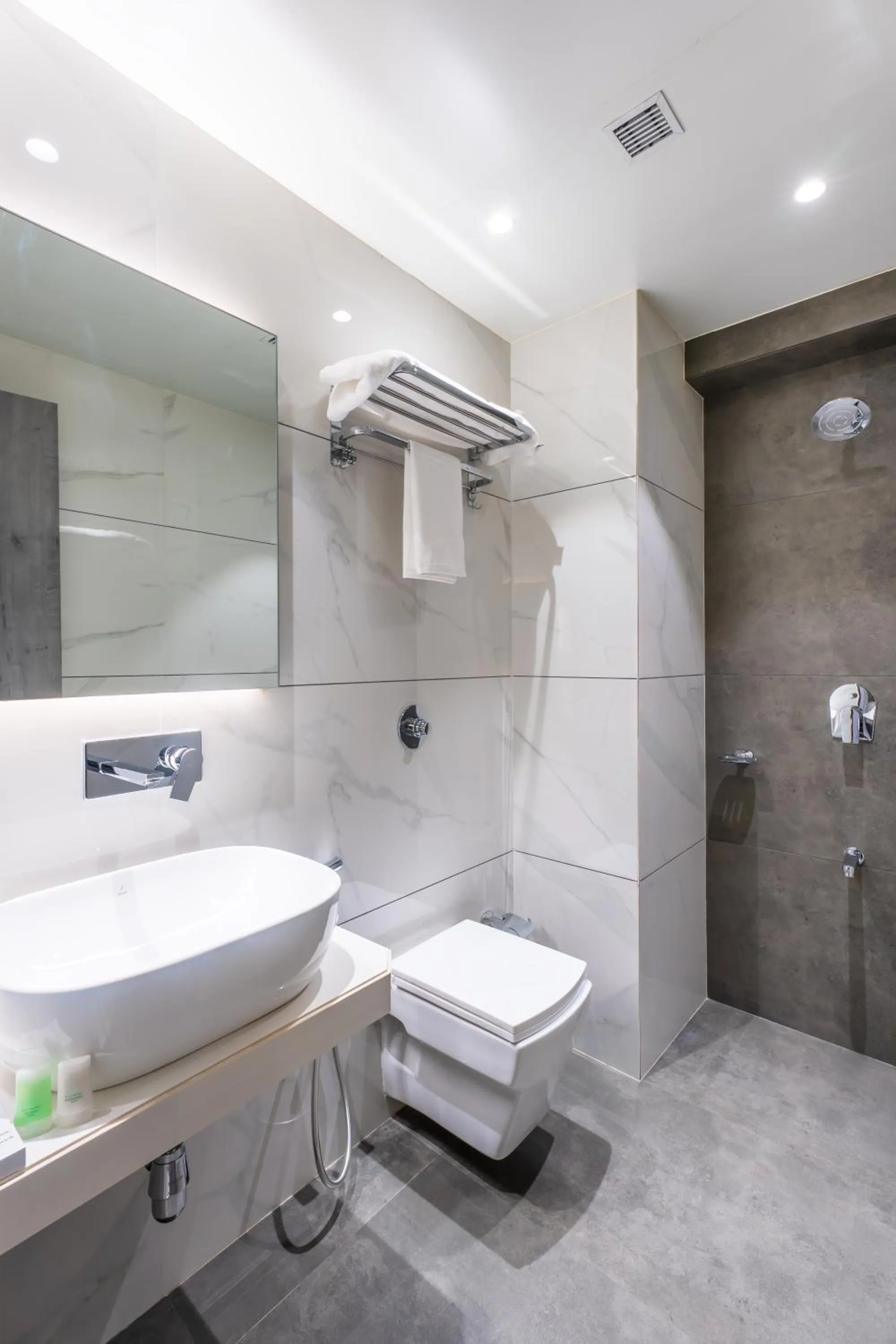 Bathroom in Hotel Supreme Comforts - Mumbai Airport