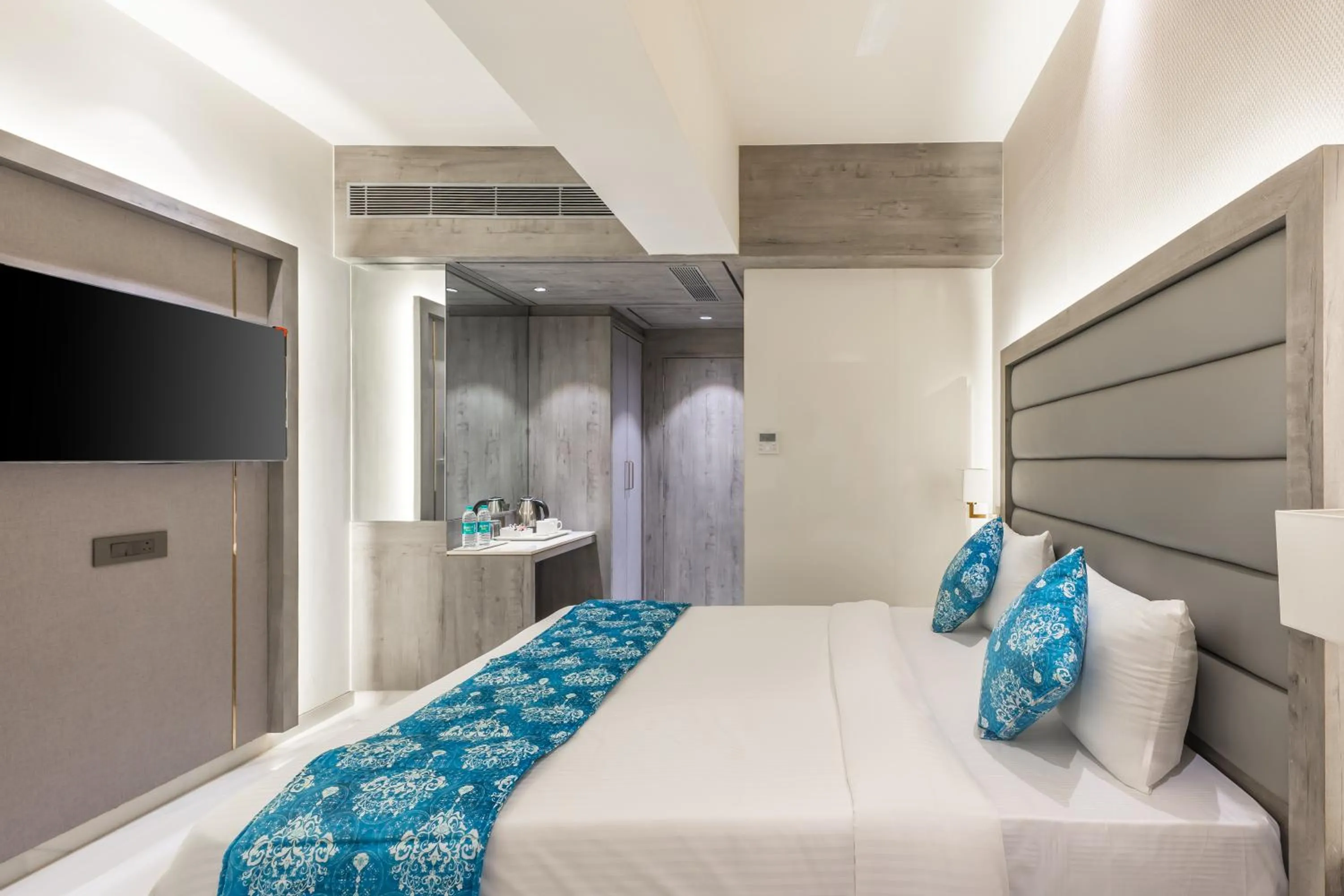 TV and multimedia, Bed in Hotel Supreme Comforts - Mumbai Airport