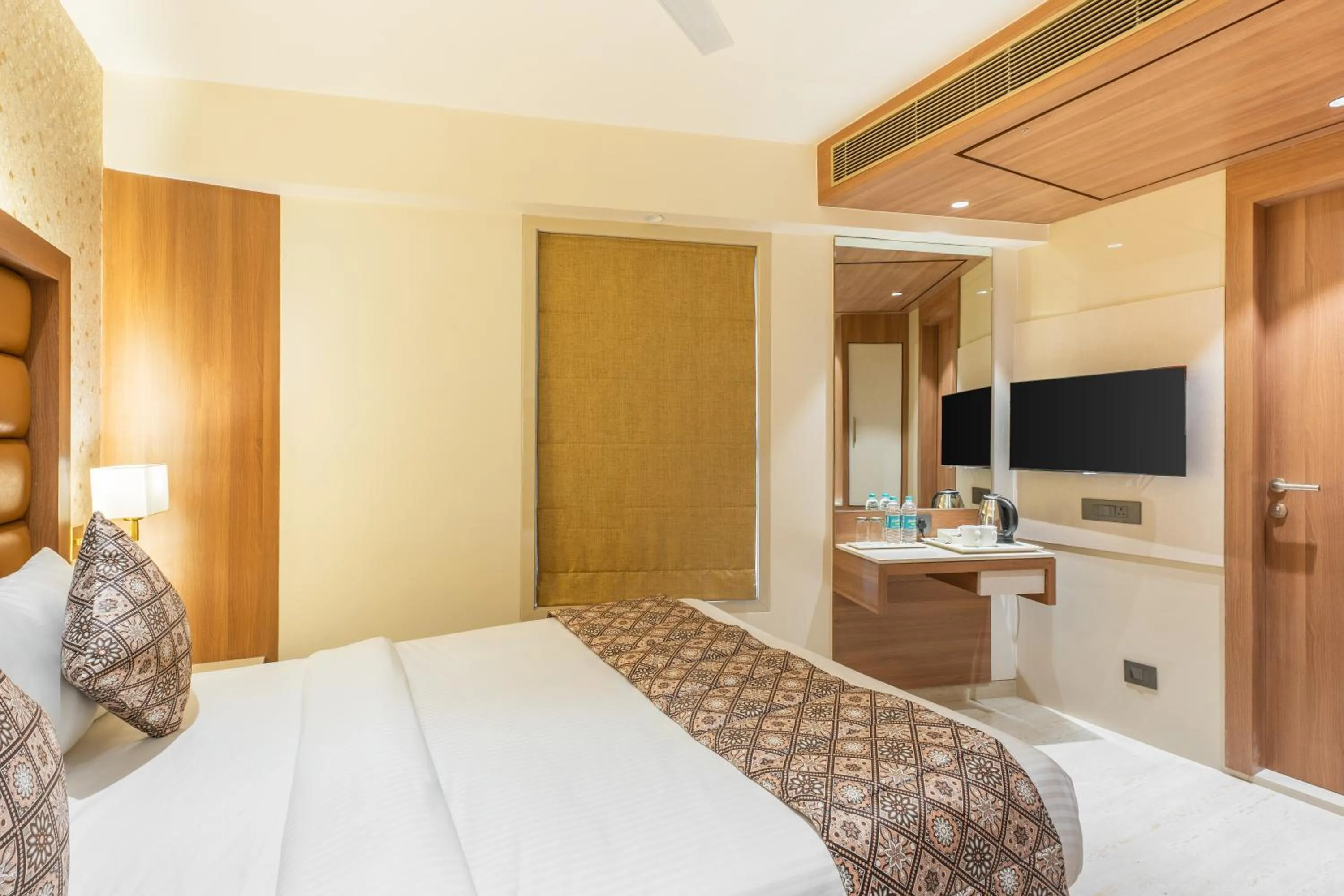 TV and multimedia, Bed in Hotel Supreme Comforts - Mumbai Airport