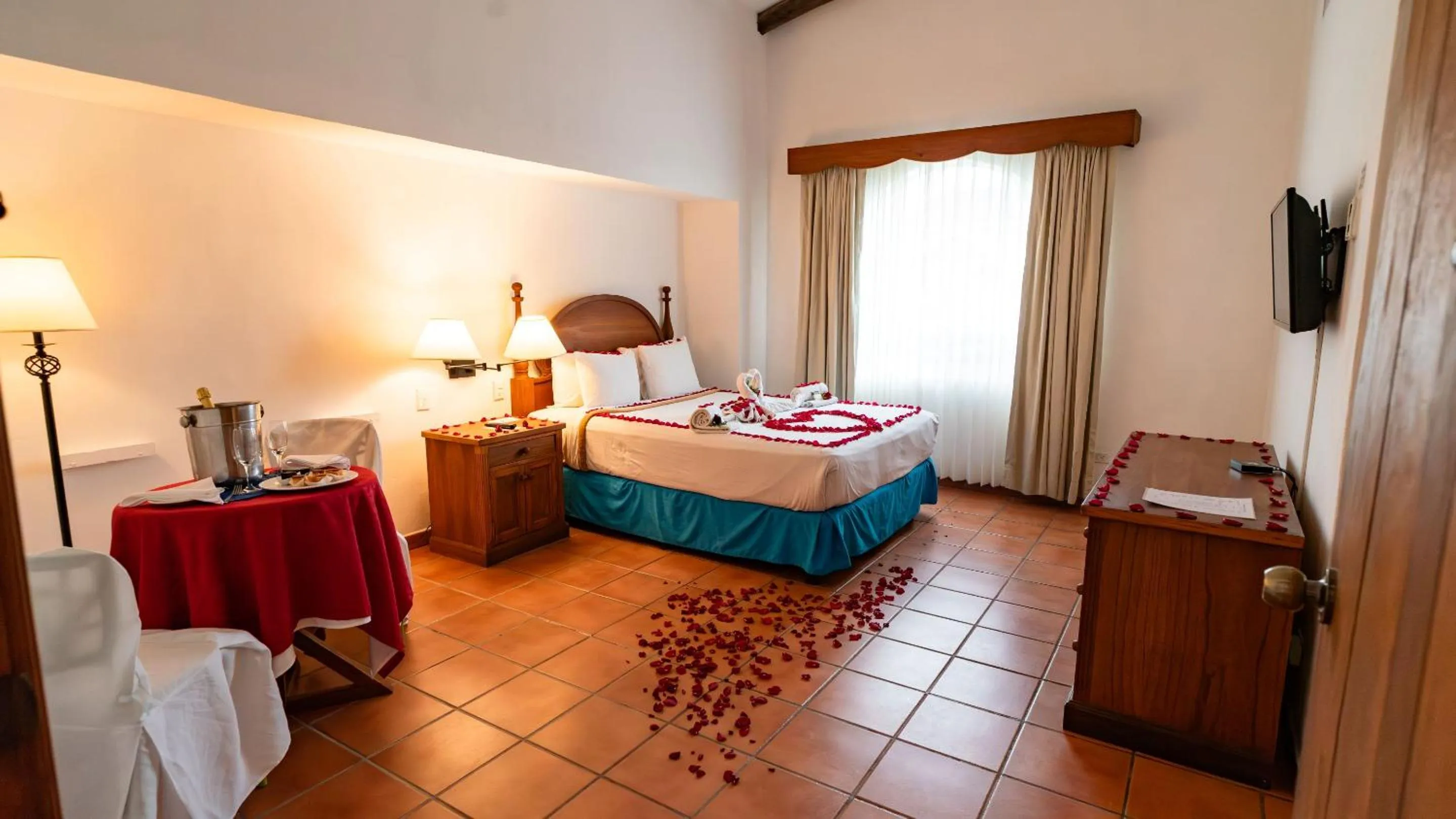 Decorative detail, Bed in Amatique Bay Hotel