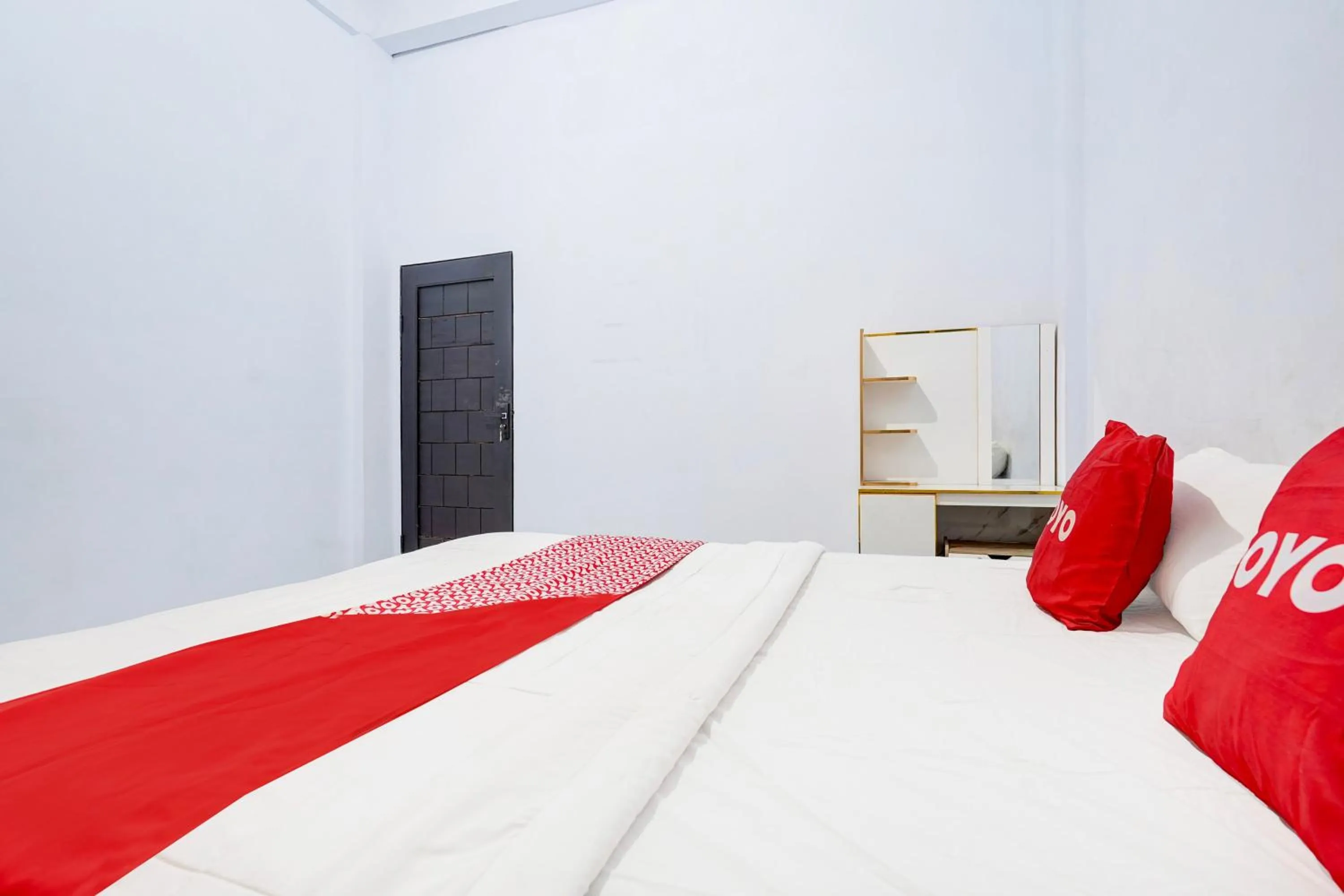 Bedroom, Bed in Hotel O Guest House Cinta Damai