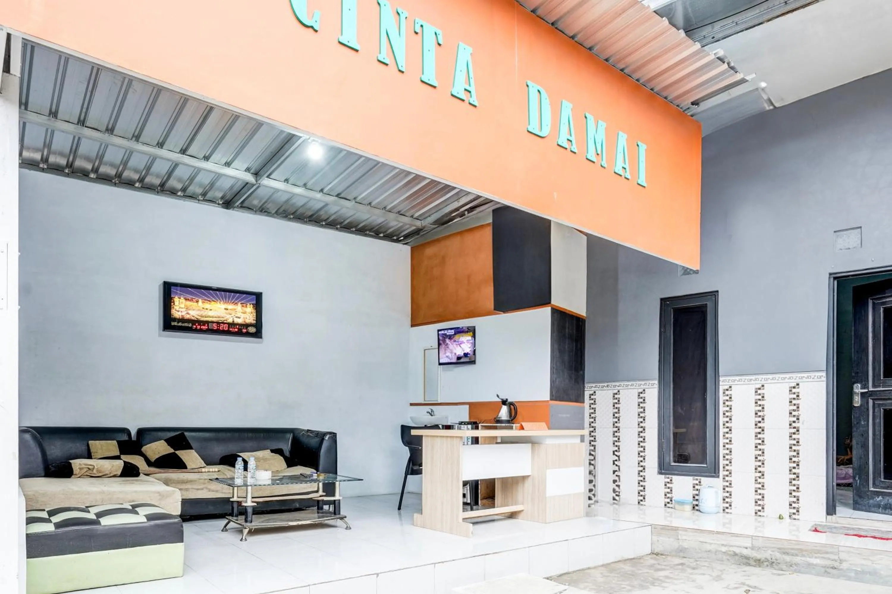 Lobby or reception in Hotel O Guest House Cinta Damai